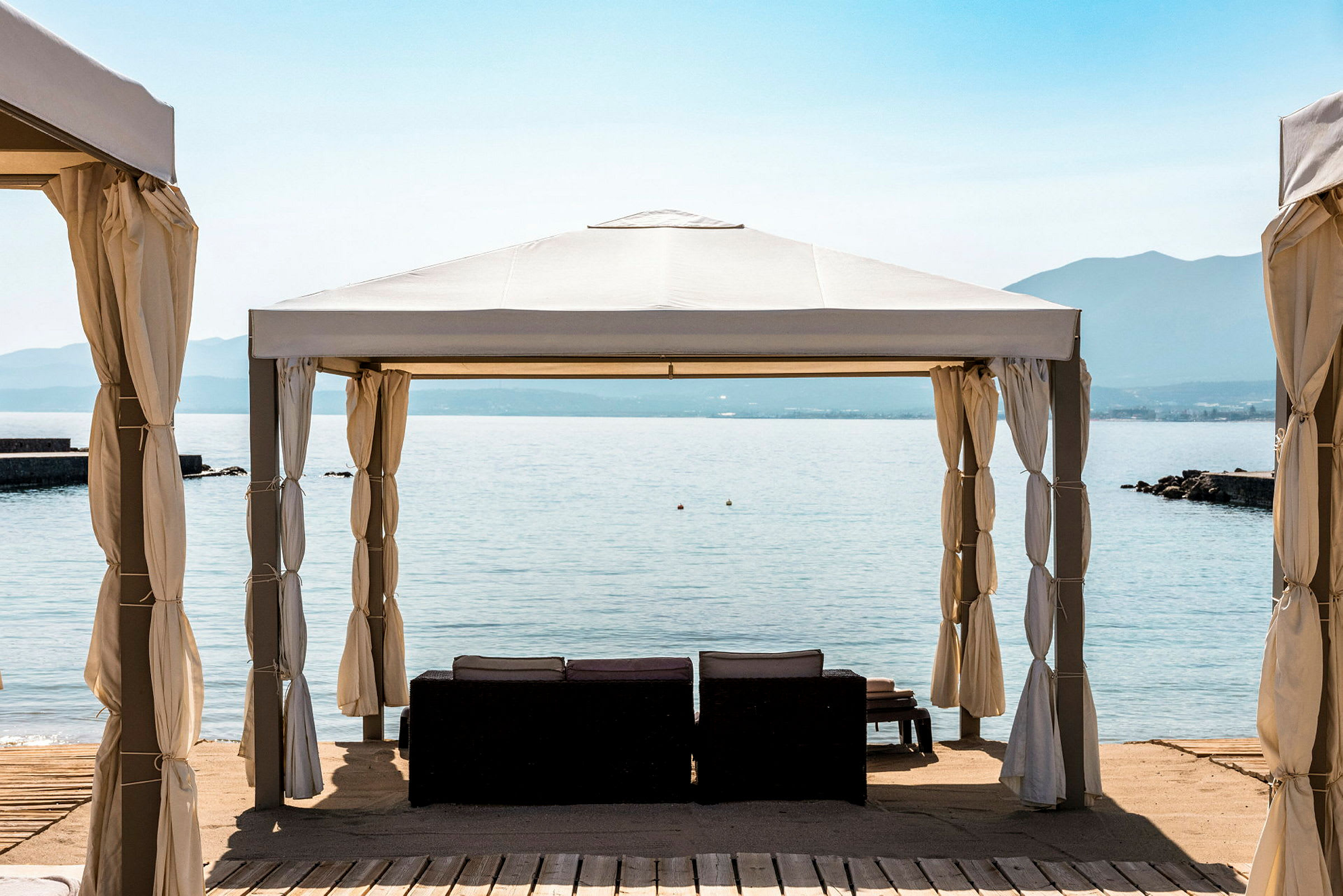 En strandpaviljong med utsikt over havet. (AI-generert tekst)