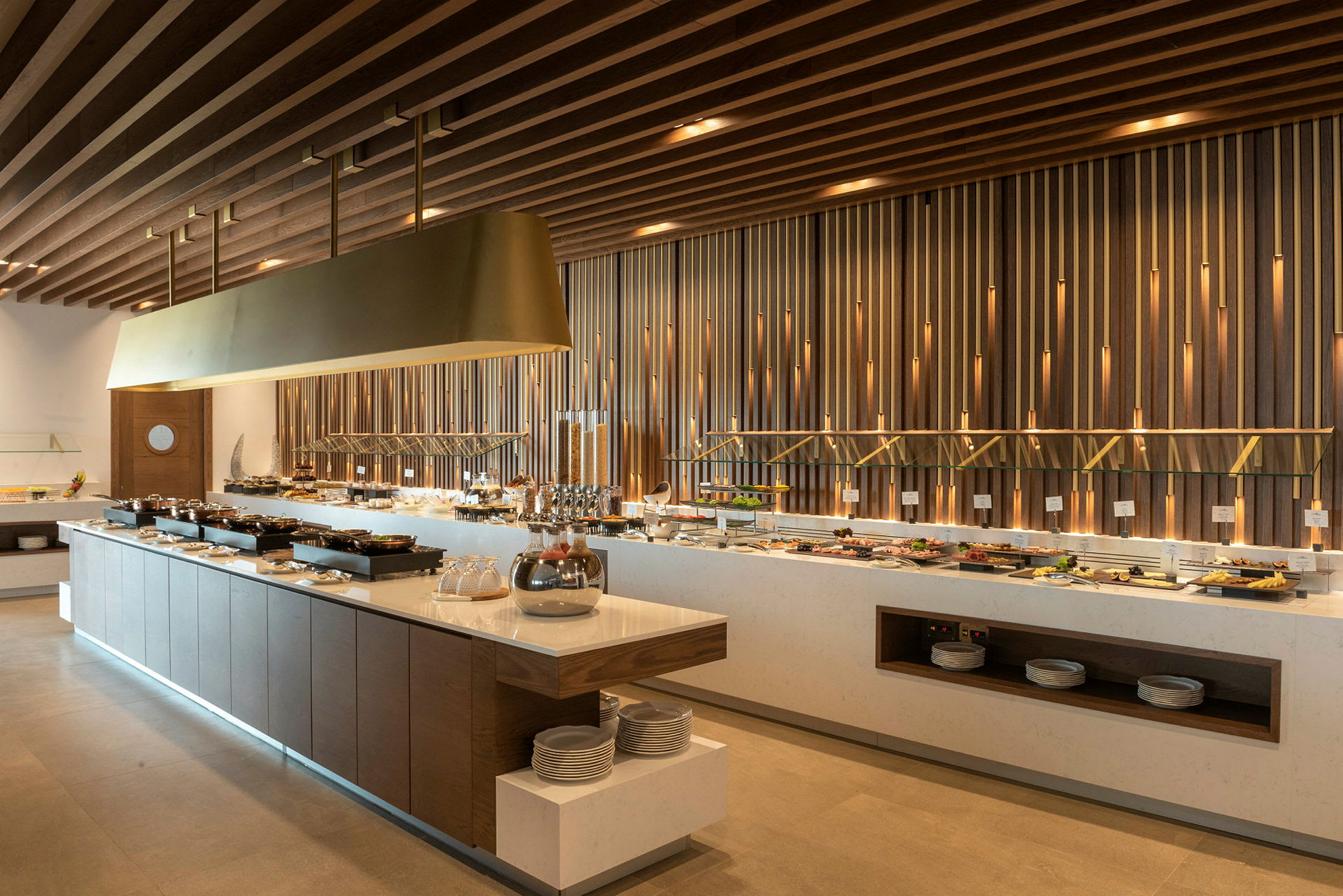 Bufféområde med forskjellige retter og elegant innredning. (AI-generert tekst)