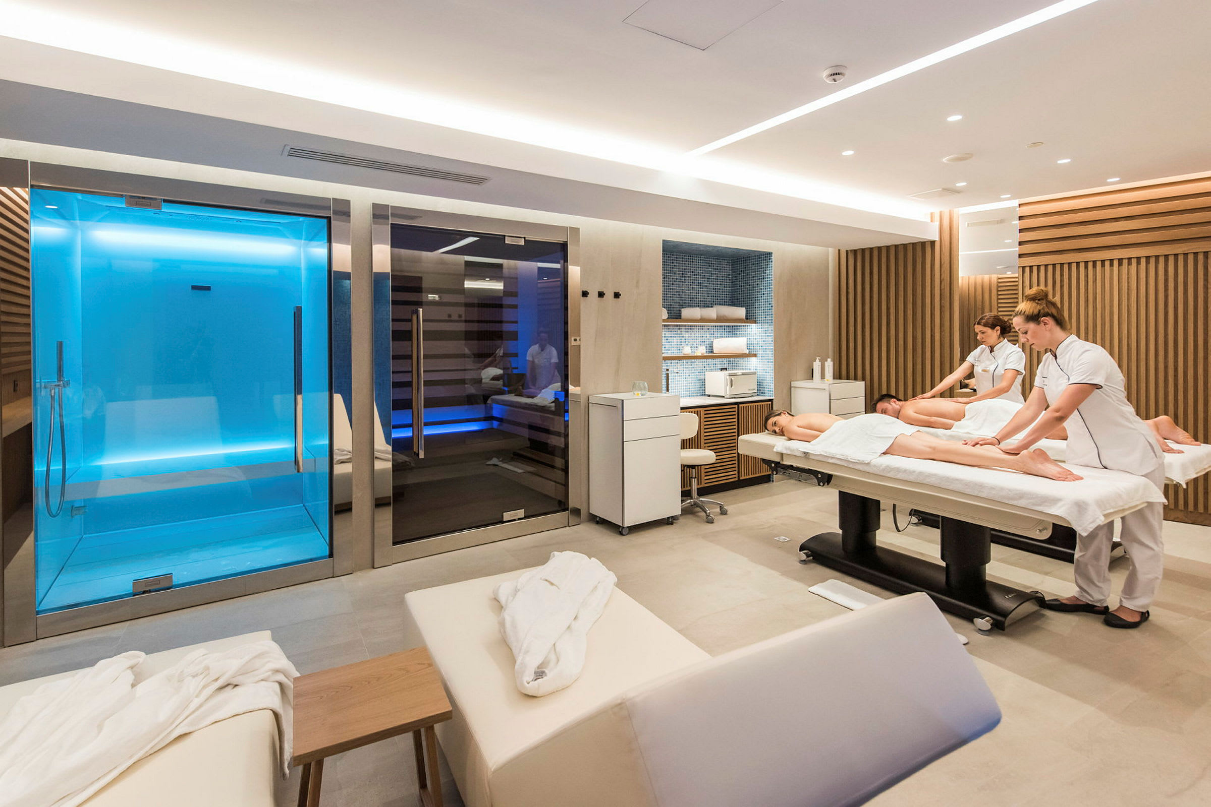Et moderne spa med massasjebord og badstueområde. (AI-generert tekst)