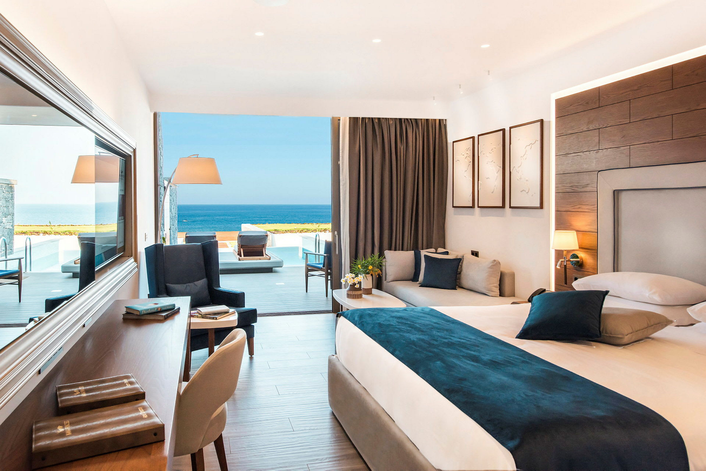 Moderne hotellrom med havutsikt og privat basseng. (AI-generert tekst)