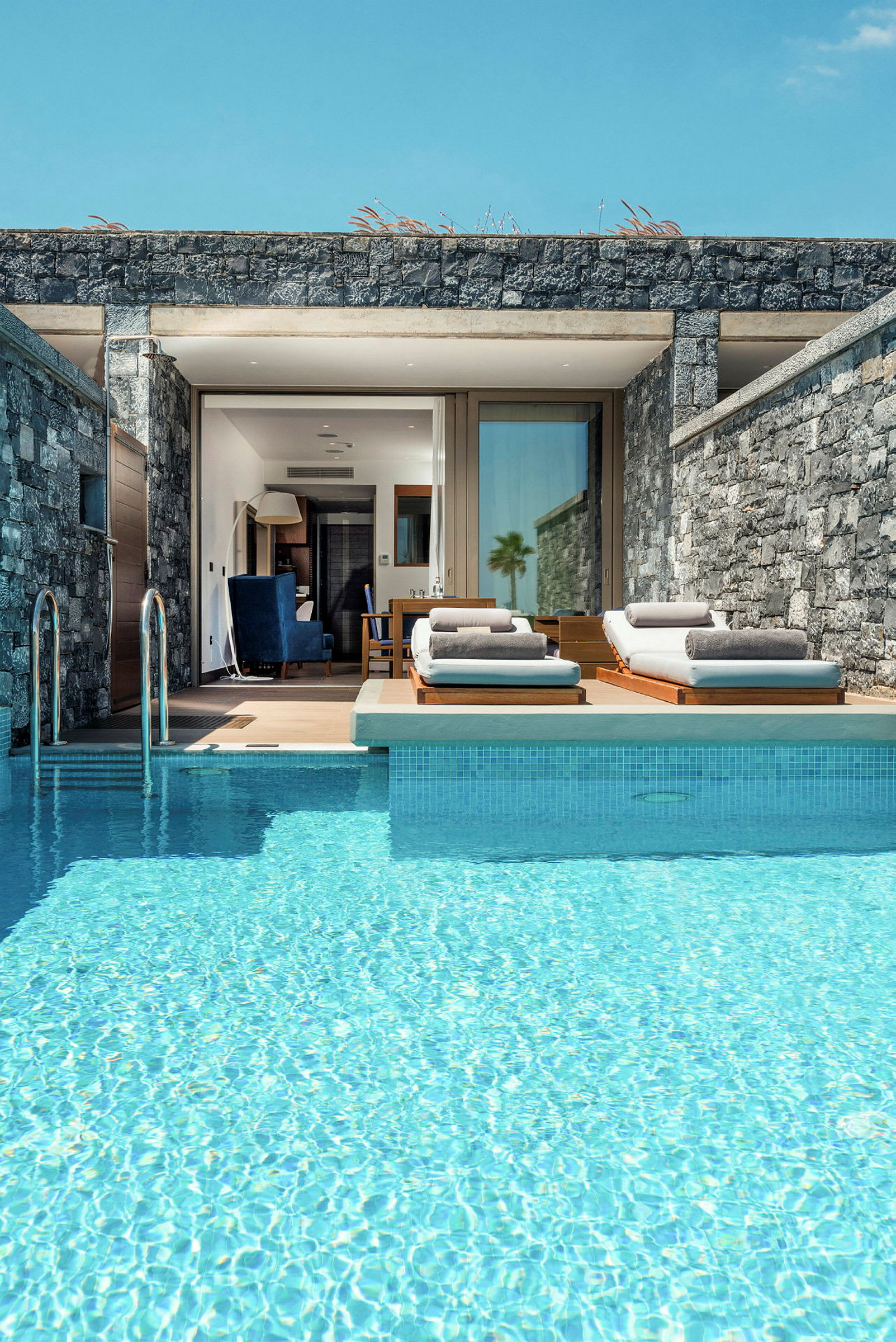 Privat basseng foran et moderne hotellrom. (AI-generert tekst)