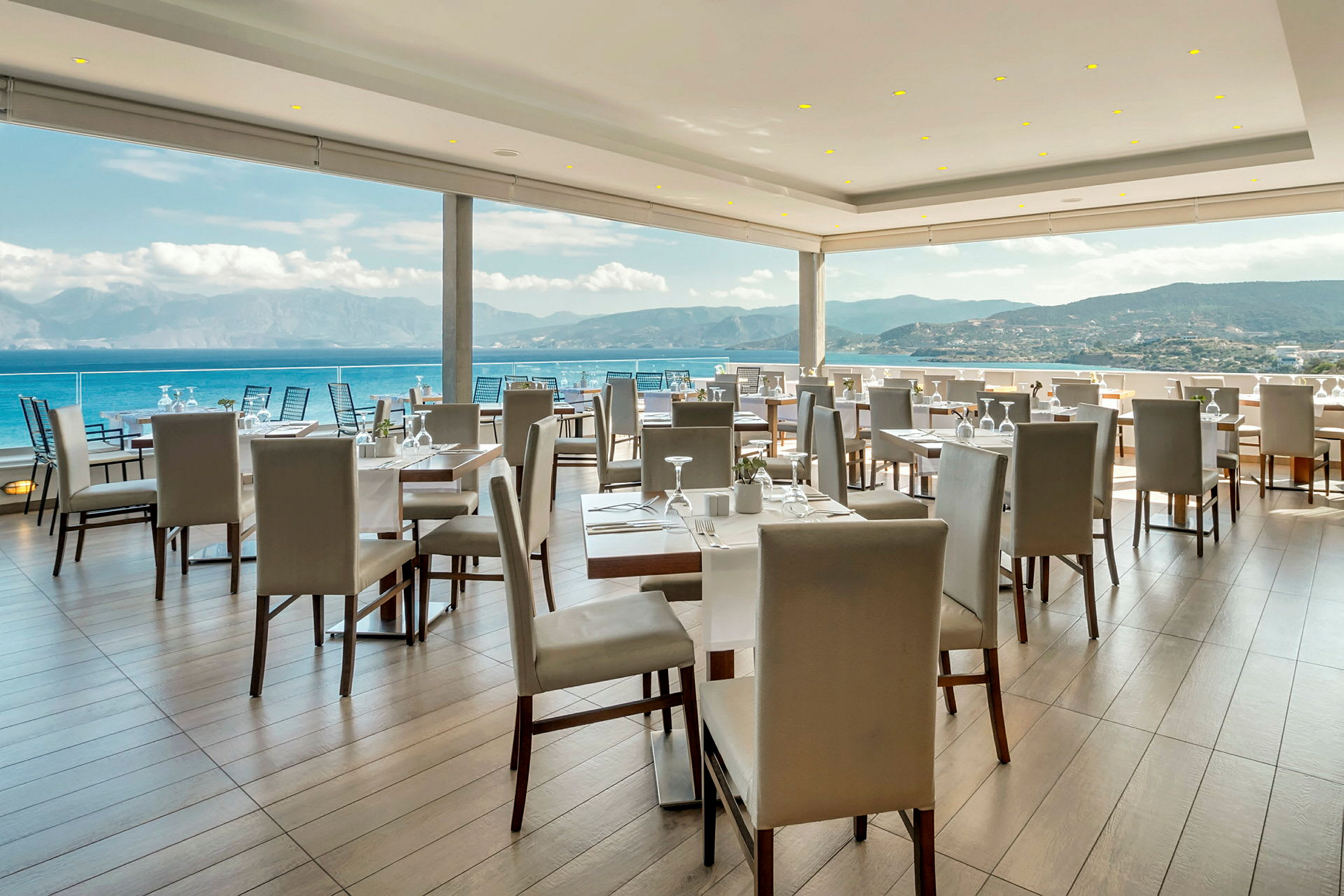 Restaurant med utsikt over havet og fjellene. (AI-generert tekst)