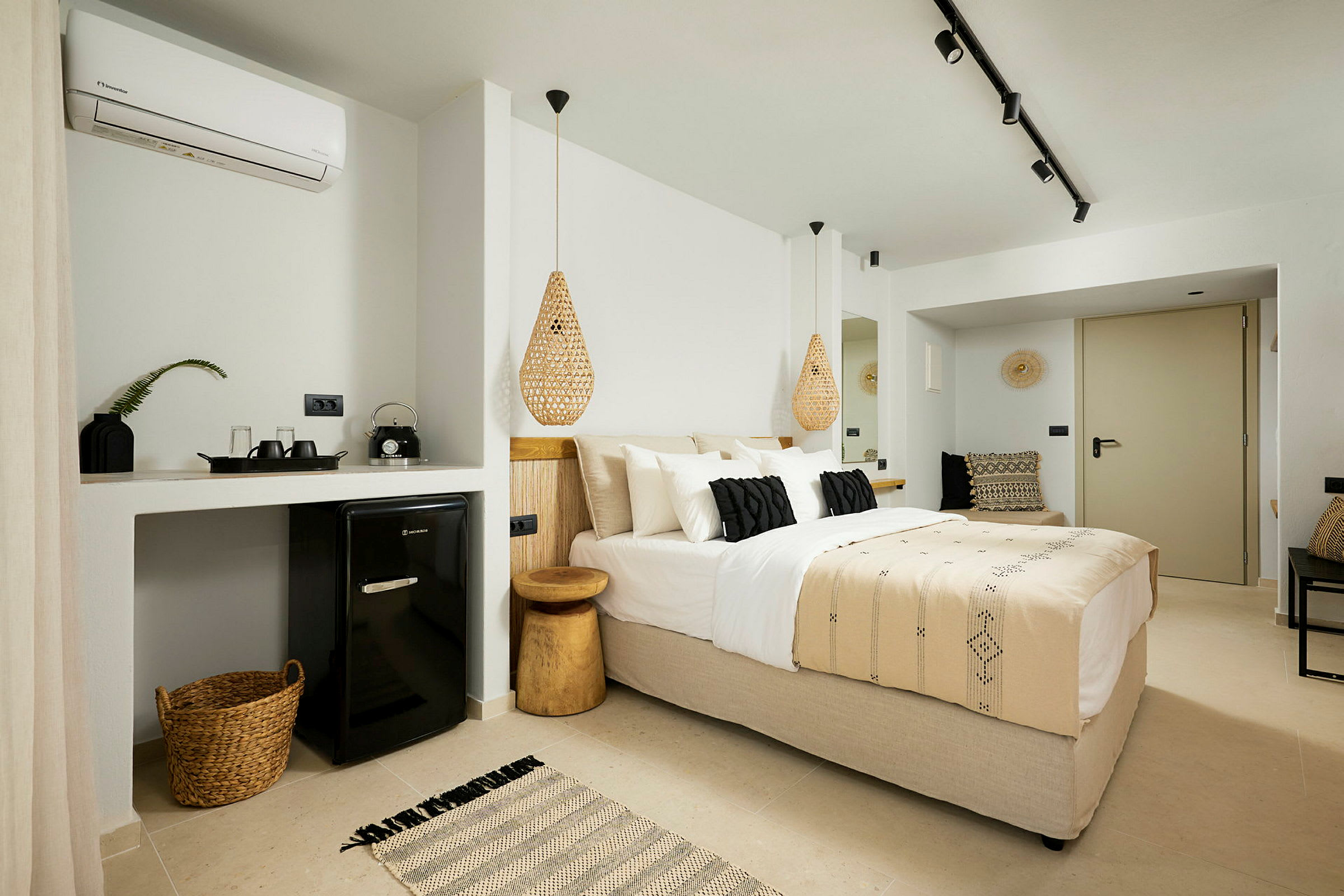 Et moderne hotellrom med en dobbeltseng, små detaljer og et minibarområde. (AI-generert tekst)