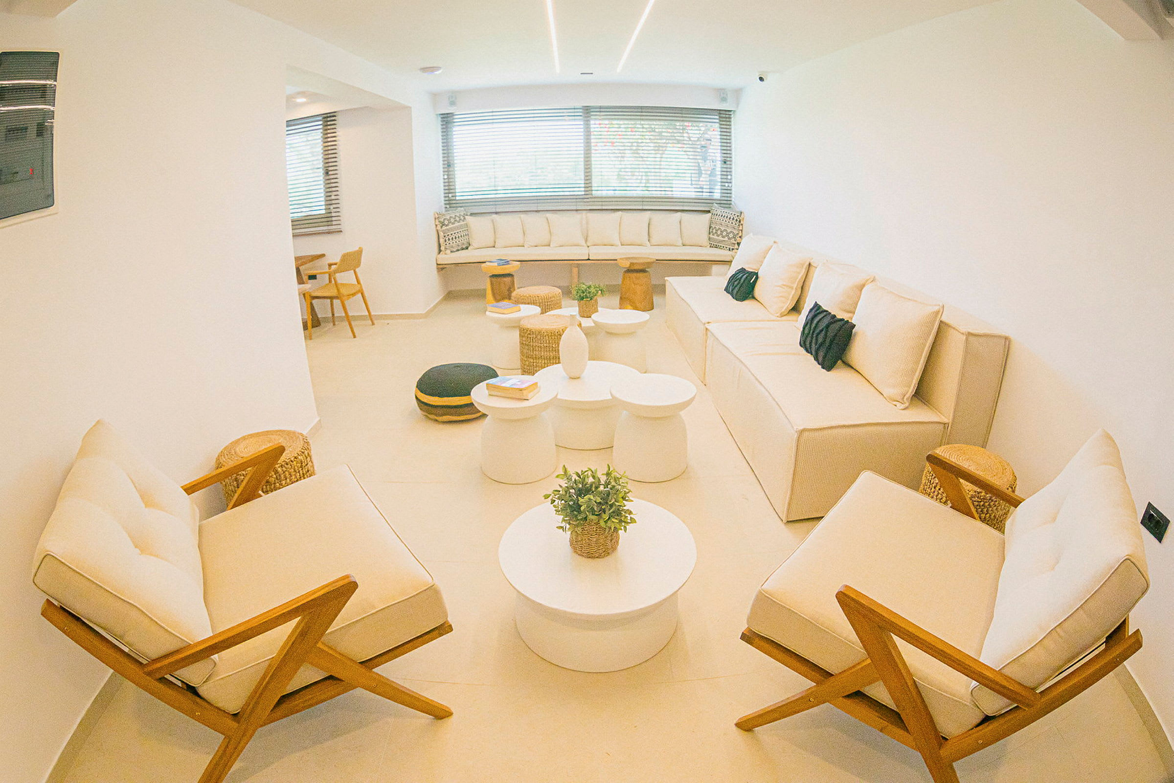 Innendørs lounge med møbler og sofaer. (AI-generert tekst)