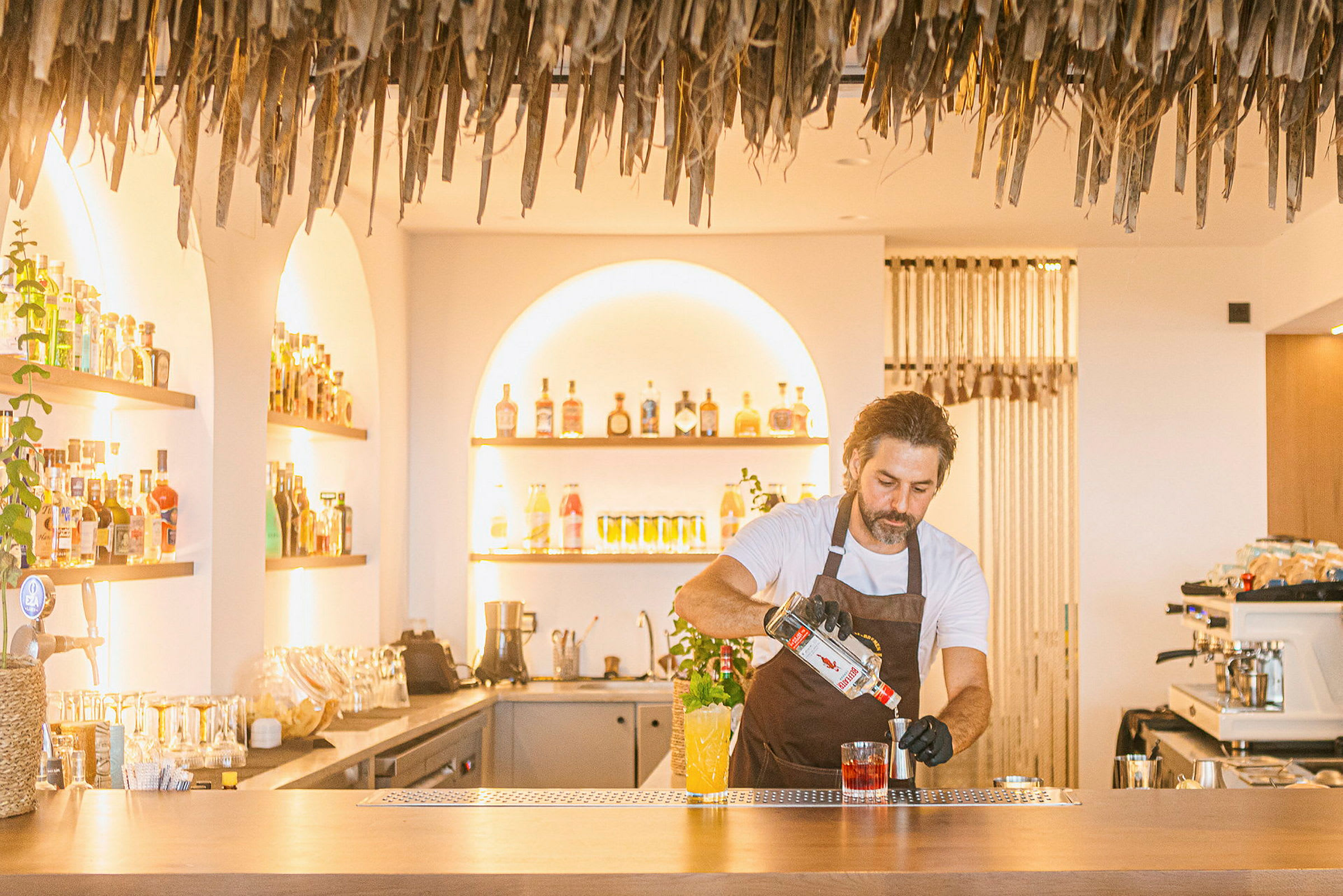 En bartender som blander en drink ved en cocktailbar. (AI-generert tekst)