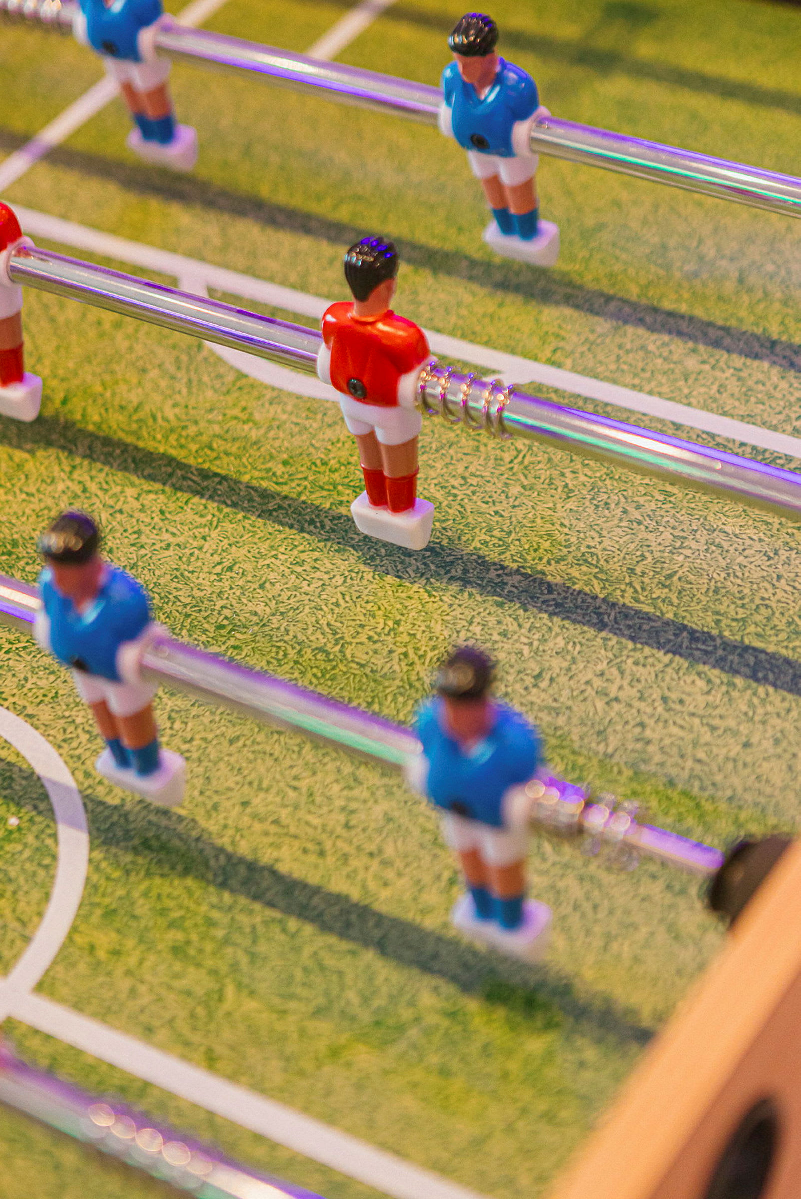 Bordfotballspill med figurer i røde og blå uniformer. (AI-generert tekst)