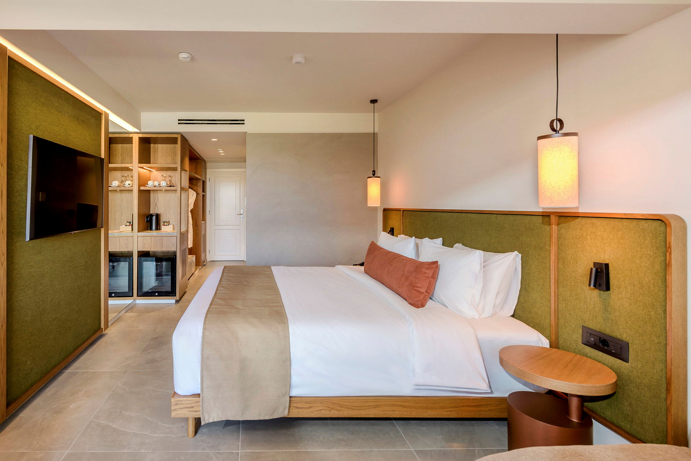 Bilde av et moderne hotellrom med en dobbeltseng, innredning i tre og grønne detaljer. (AI-generert tekst)