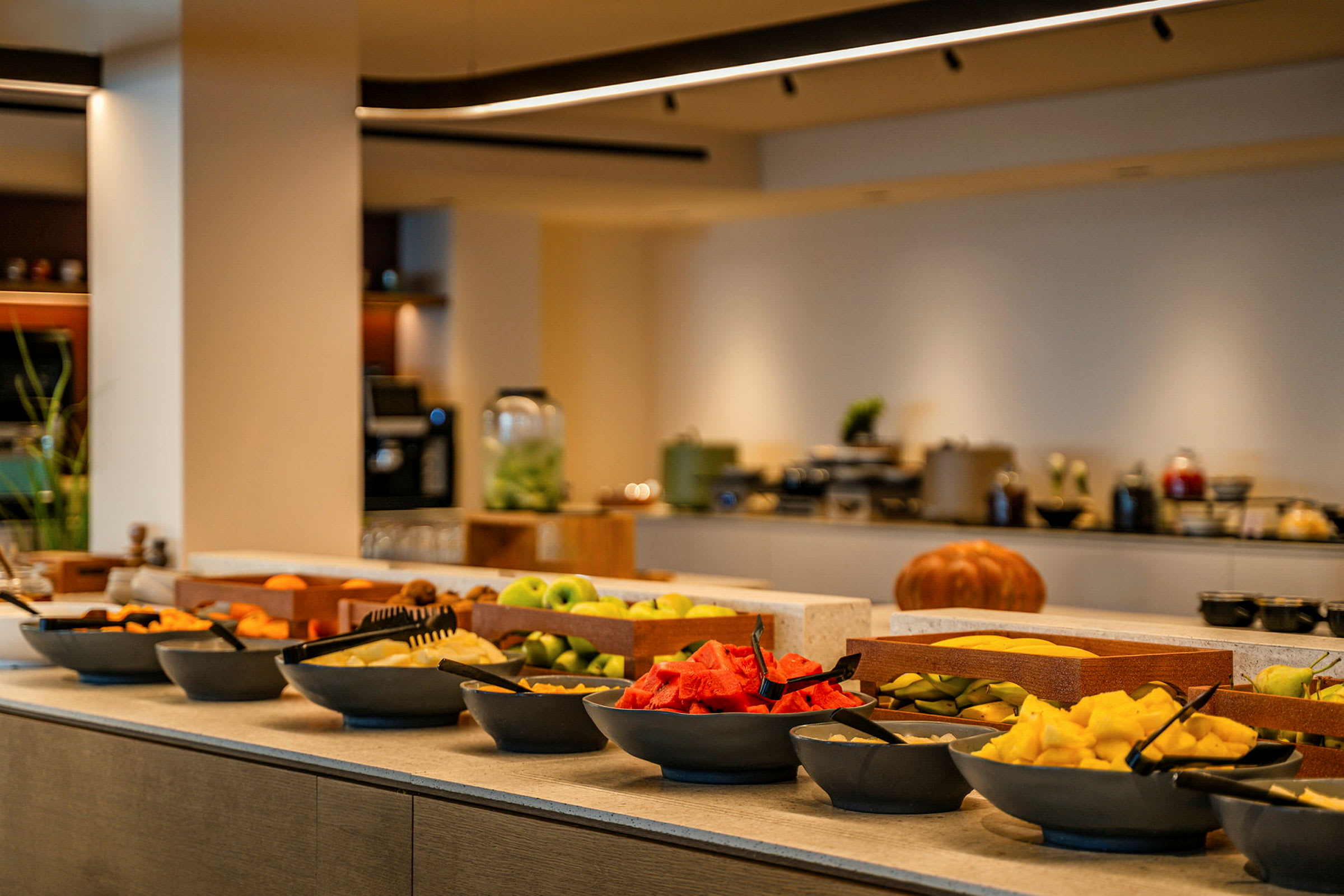 Buffet med fersk frukt anrett på et bord. (AI-generert tekst)