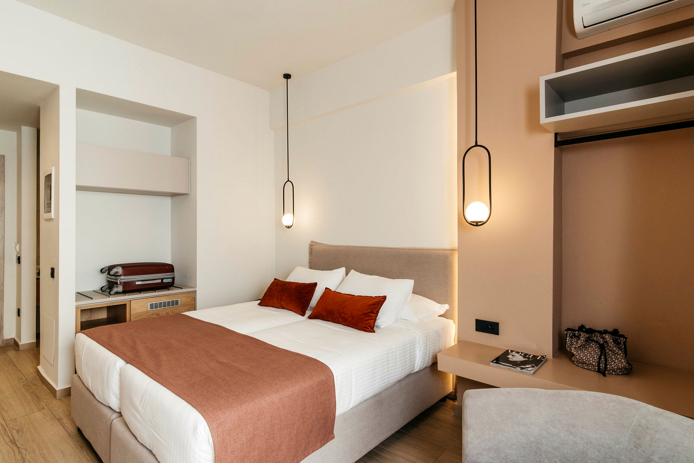 Et moderne hotellrom med en dobbeltseng og stilfulle hengende lamper. (AI-generert tekst)