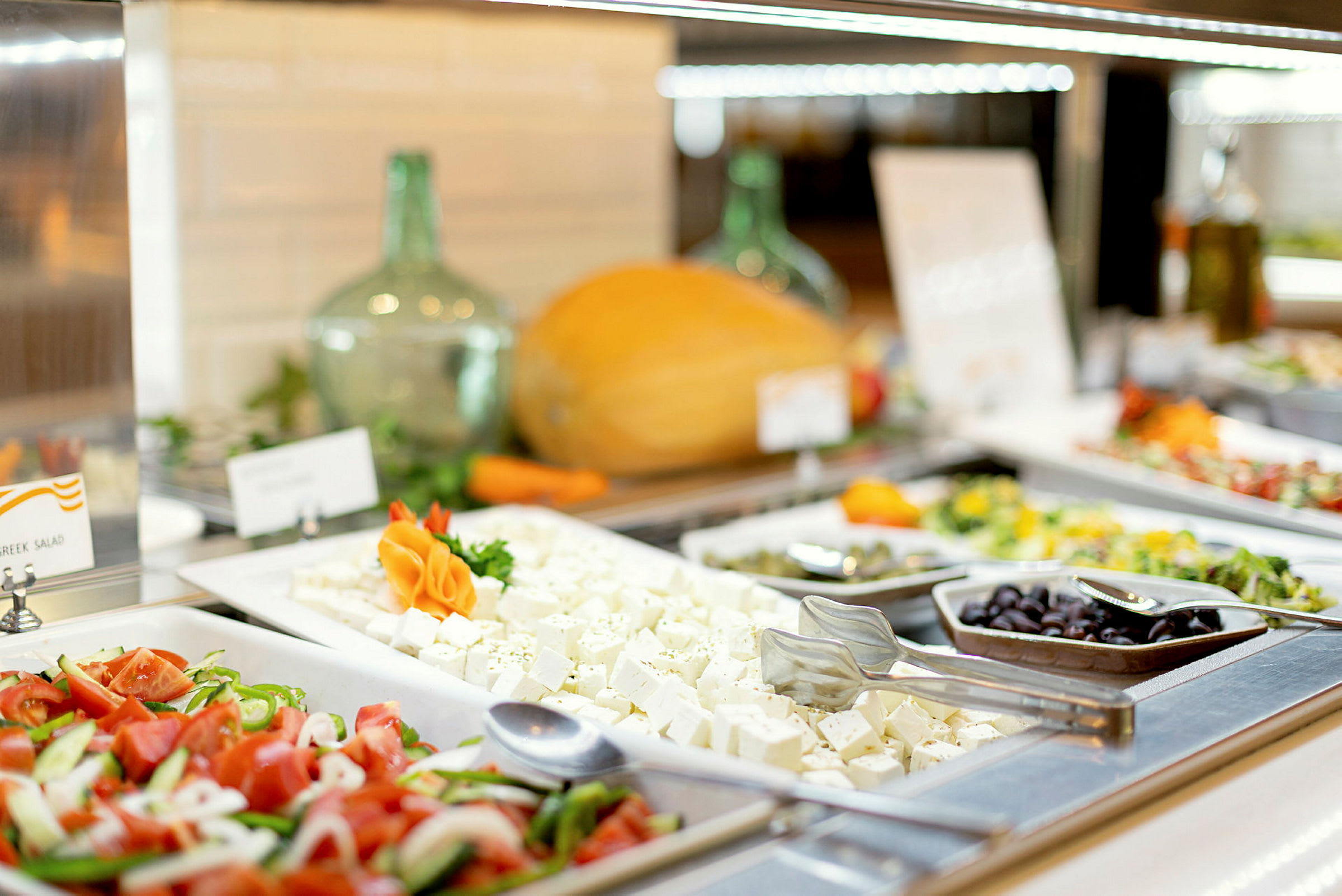 Bilde av en buffet med salat, fetaost, oliven og grønnsaker. (AI-generert tekst)