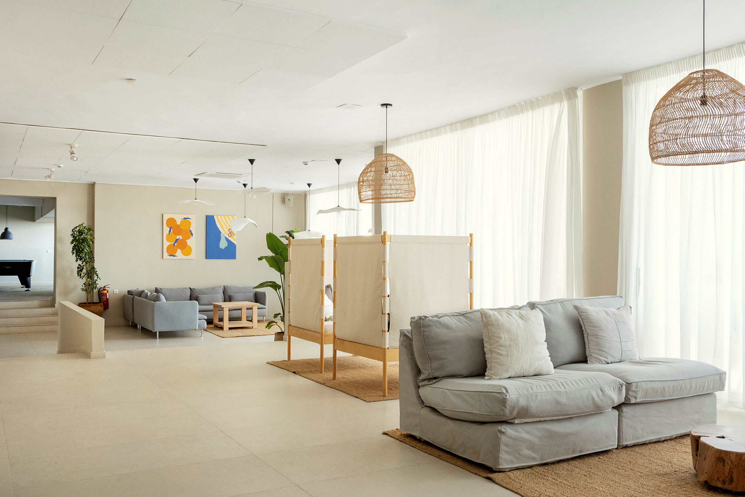 En moderne og lys stue med sofaer, bord og veggdekorasjoner. (AI-generert tekst)