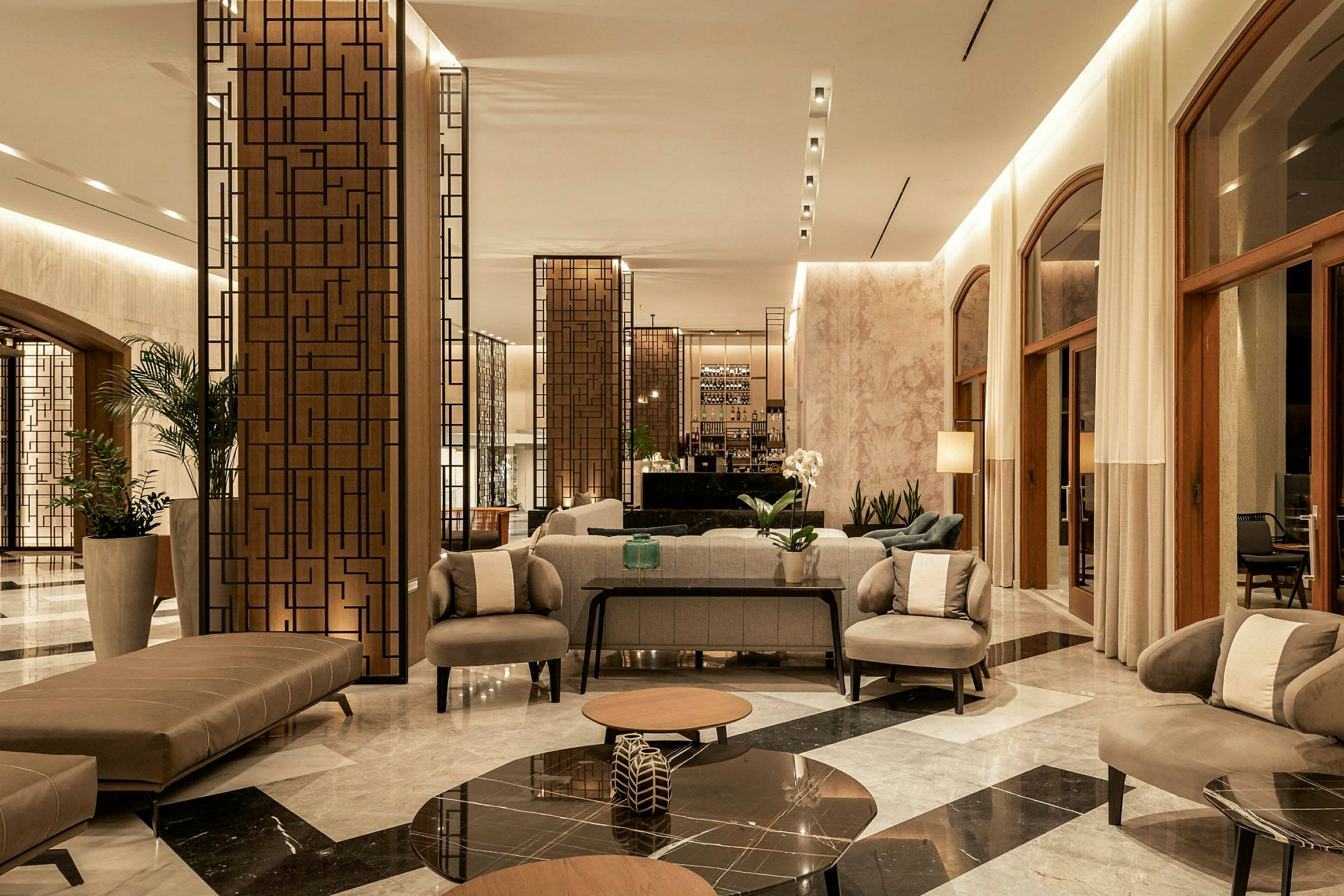 Moderne hotellobby med sittegrupper og elegante møbler. (AI-generert tekst)