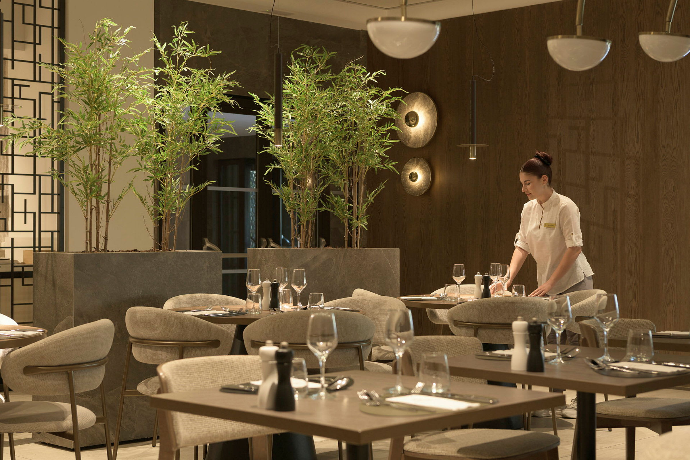 En elegant restaurant med moderne møbler og levende grønnplanter. (AI-generert tekst)