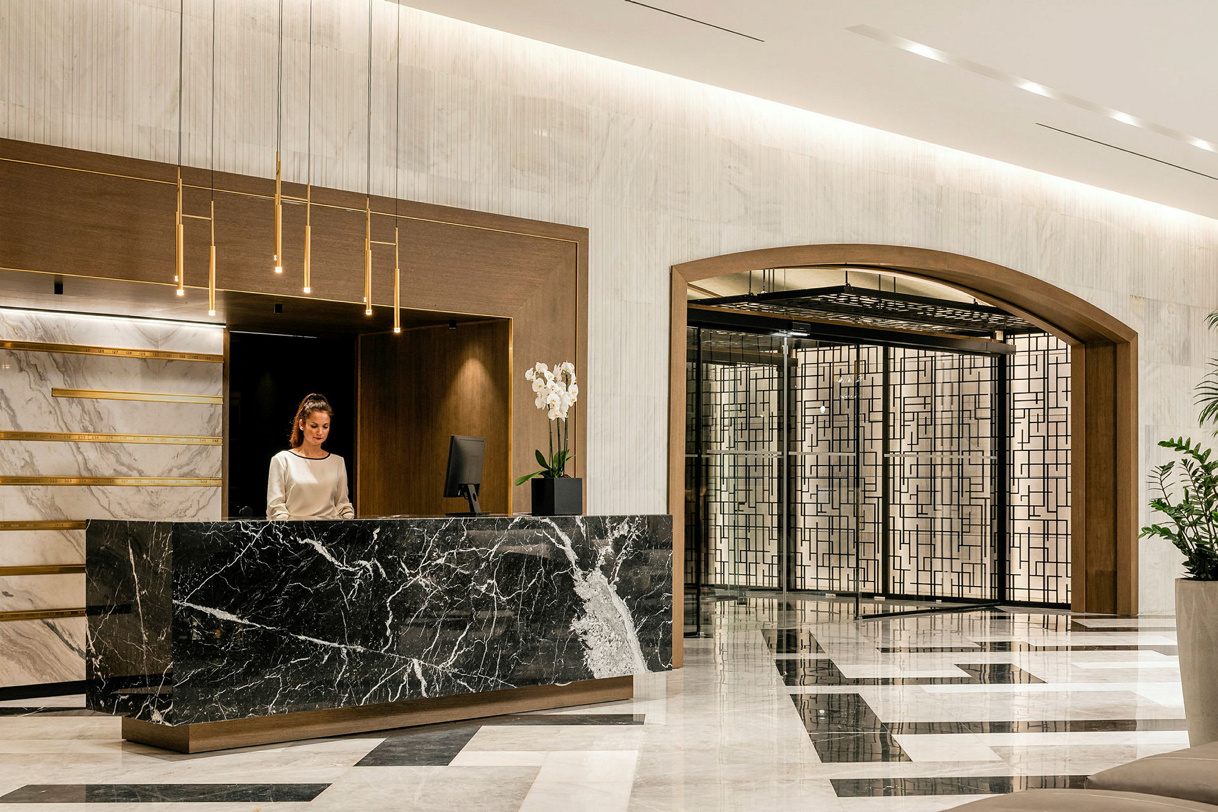 Hotellresepsjon med marmor disk og elegant interiør. (AI-generert tekst)