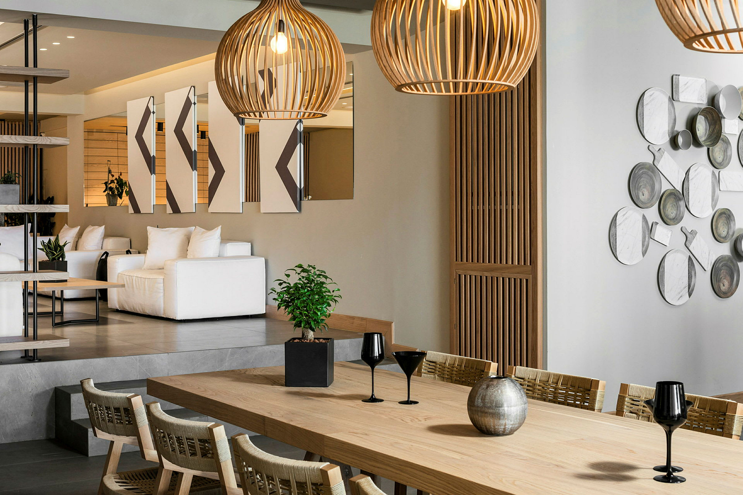 Et moderne interiørdesign med hvite sofaer, tremøbler og dekorative lamper. (AI-generert tekst)