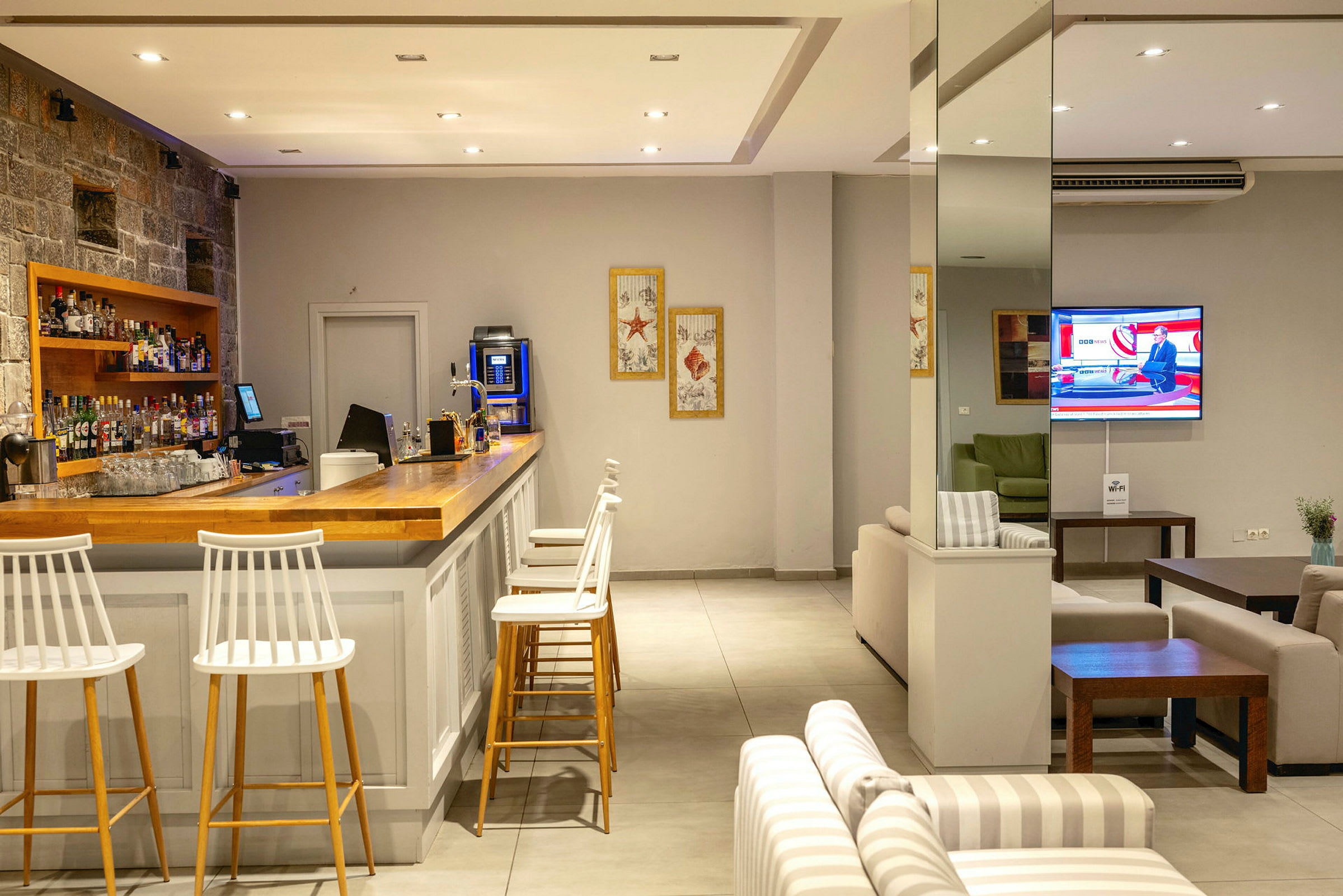 Moderne bar og lounge med sittegruppe og TV. (AI-generert tekst)