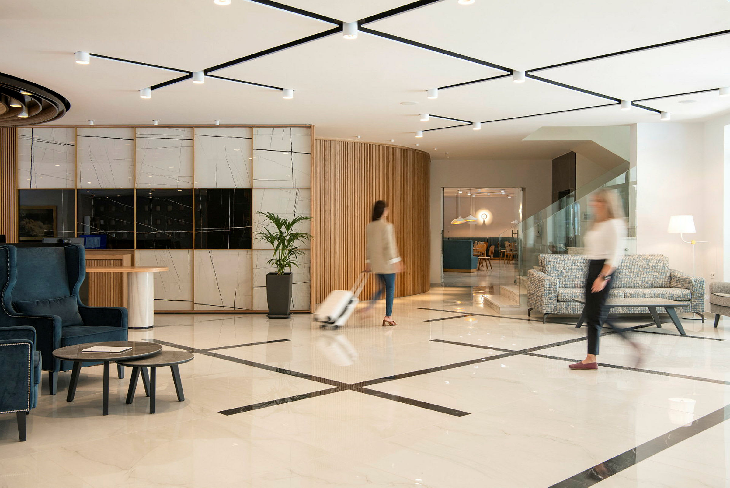 Moderne hotellobby med marmor, møbler og mennesker. (AI-generert tekst)