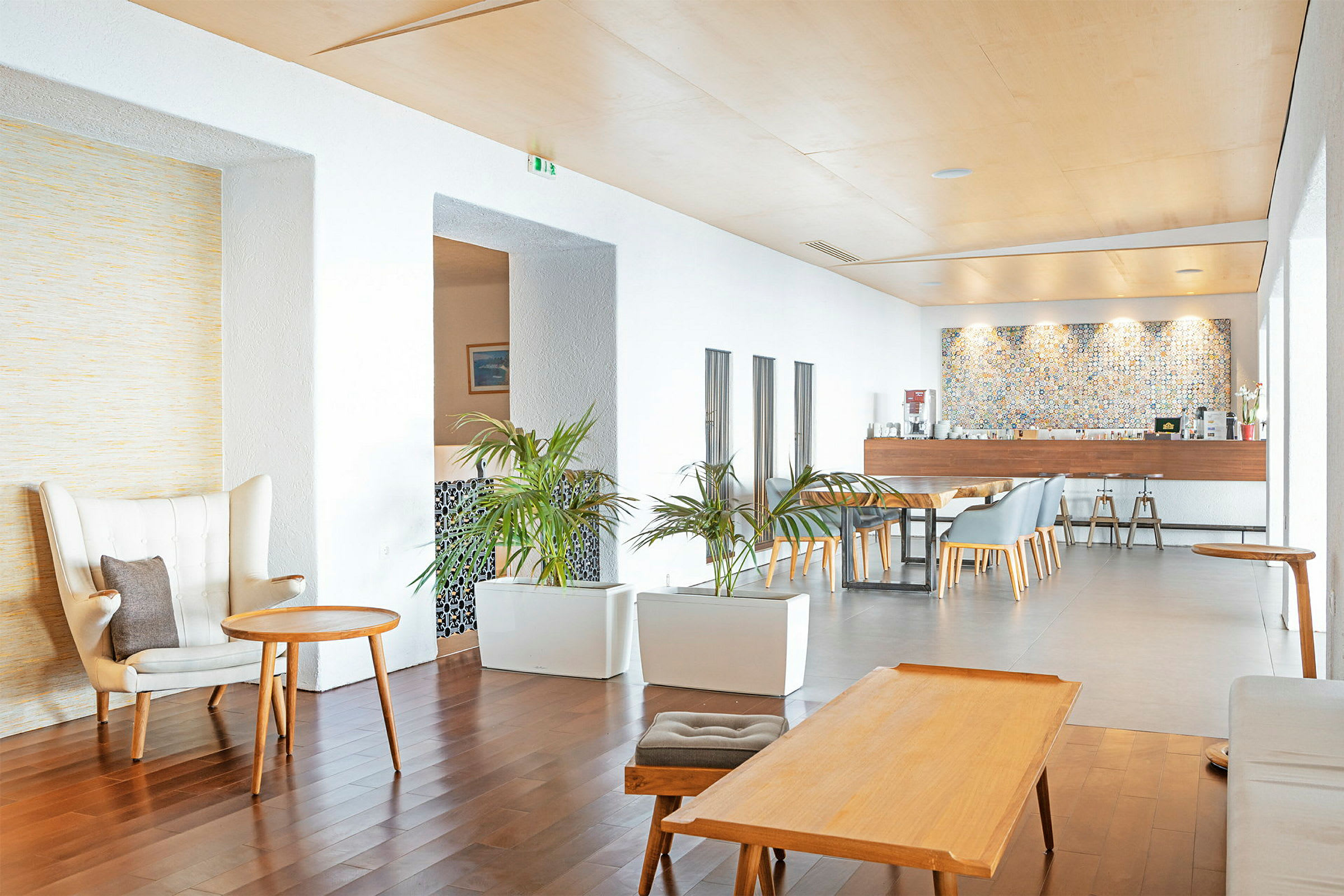 Loungeområde med sittemøbler og bar. (AI-generert tekst)