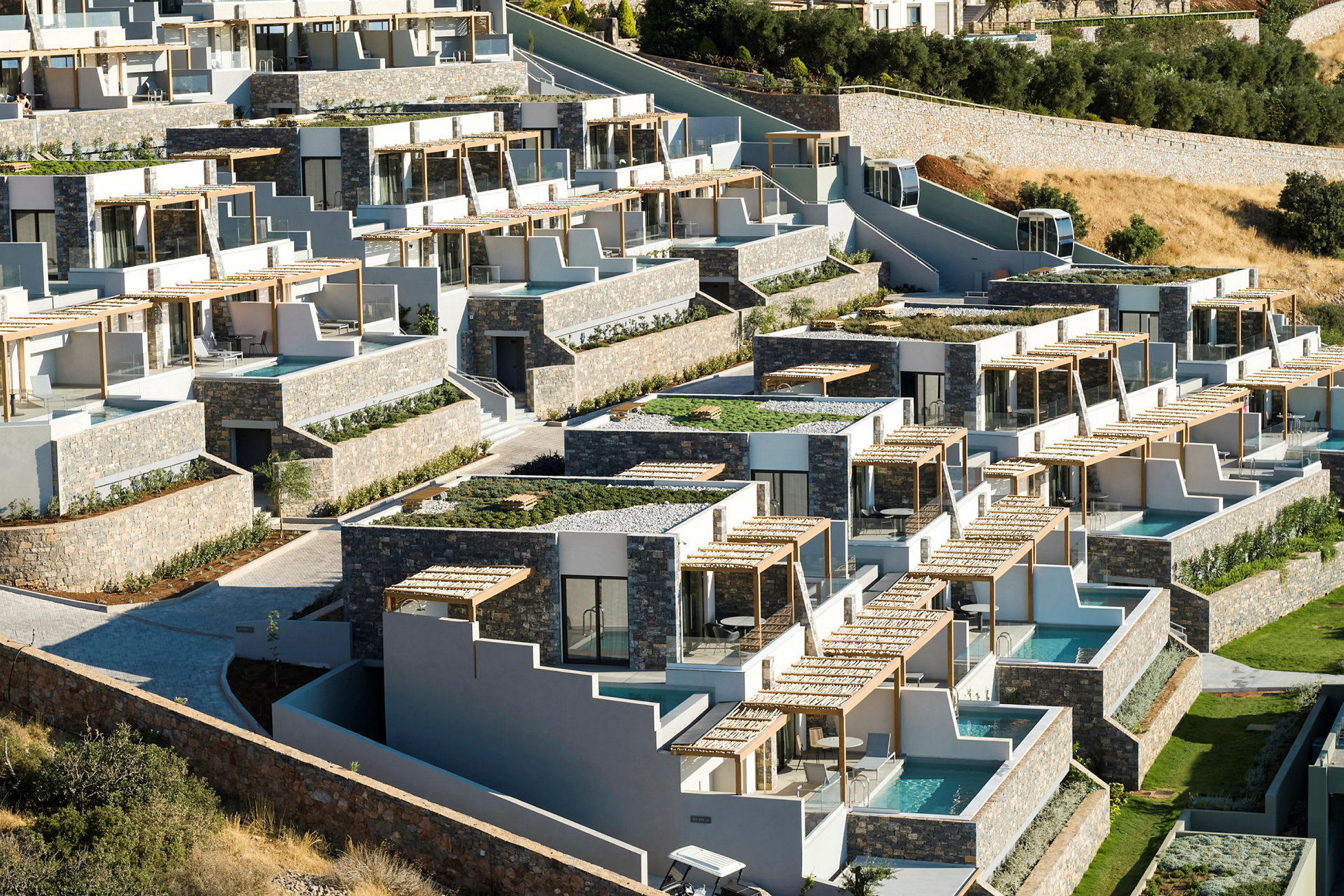 Terrassehus med private bassenger og steinfasader. (AI-generert tekst)