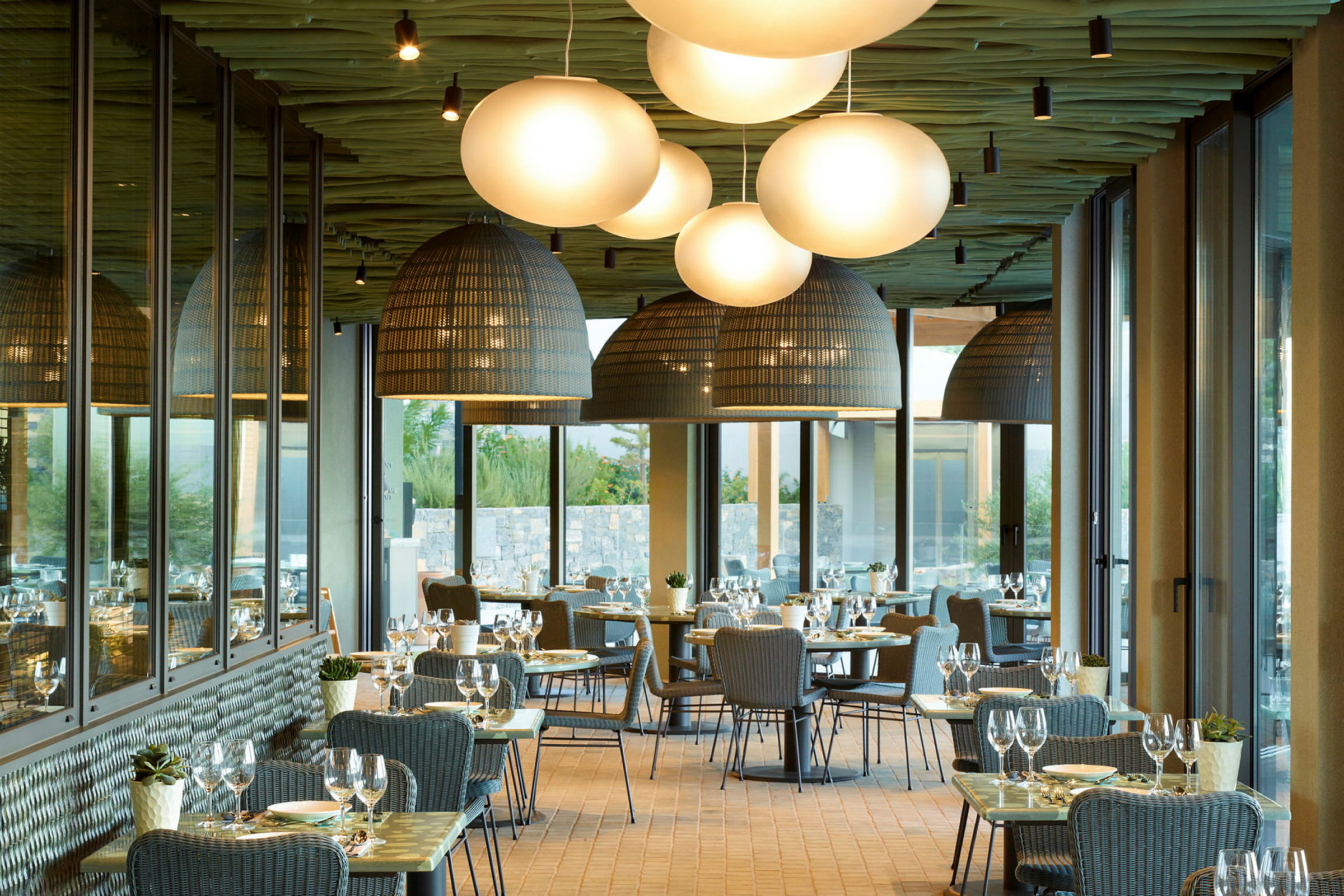 Restaurant med dekkede bord og store lamper. (AI-generert tekst)