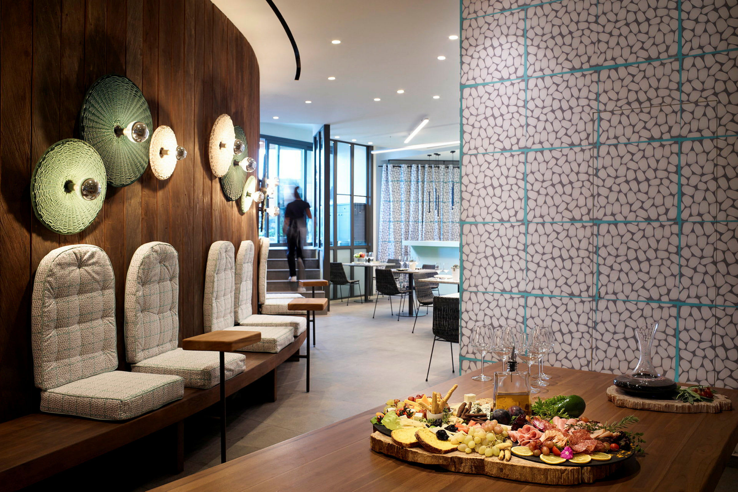 Moderne restaurantinteriør med bord dekorert med mat og veggseter. (AI-generert tekst)