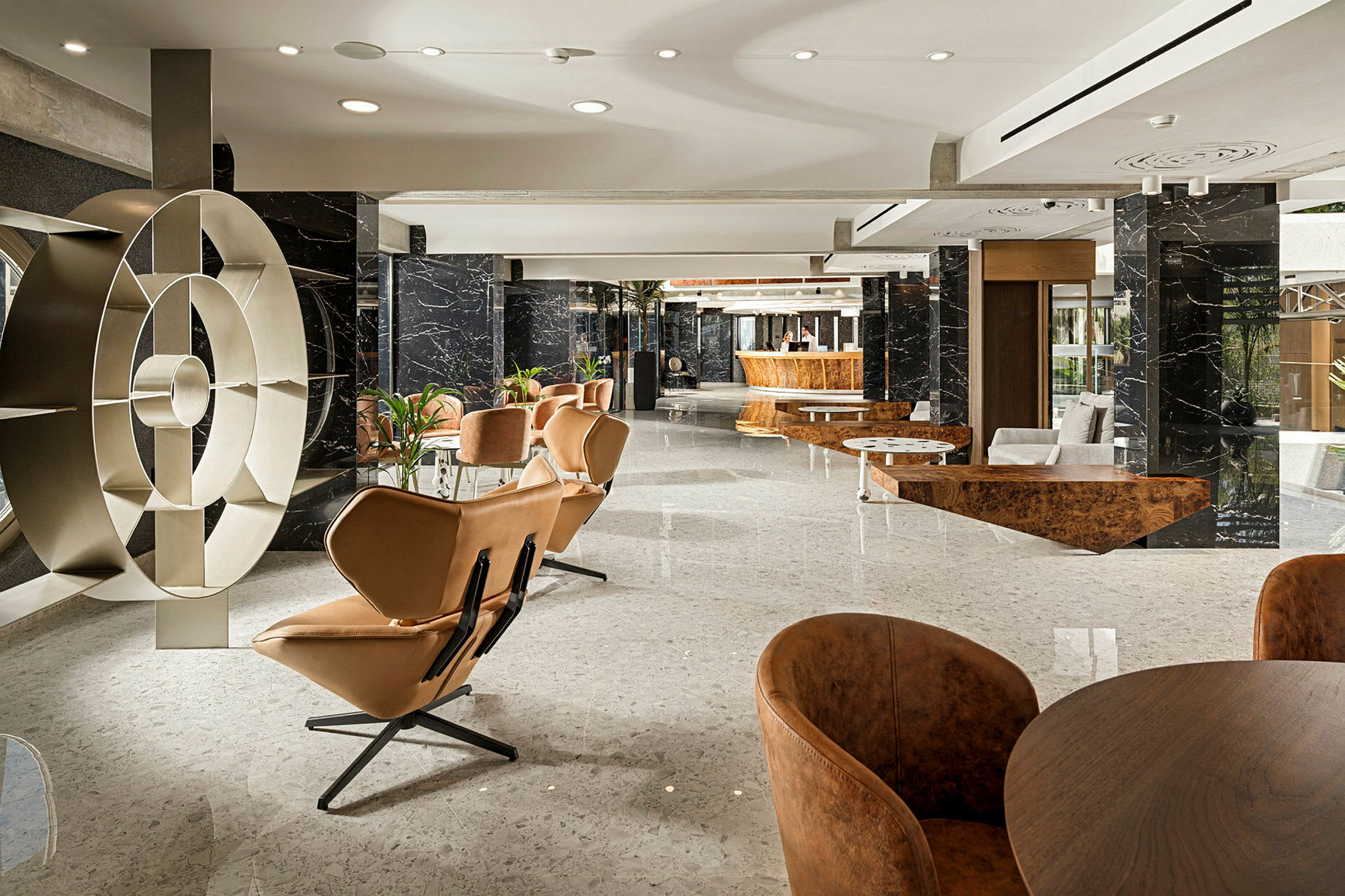 En moderne hotellobby med designermøbler og marmordetaljer. (AI-generert tekst)