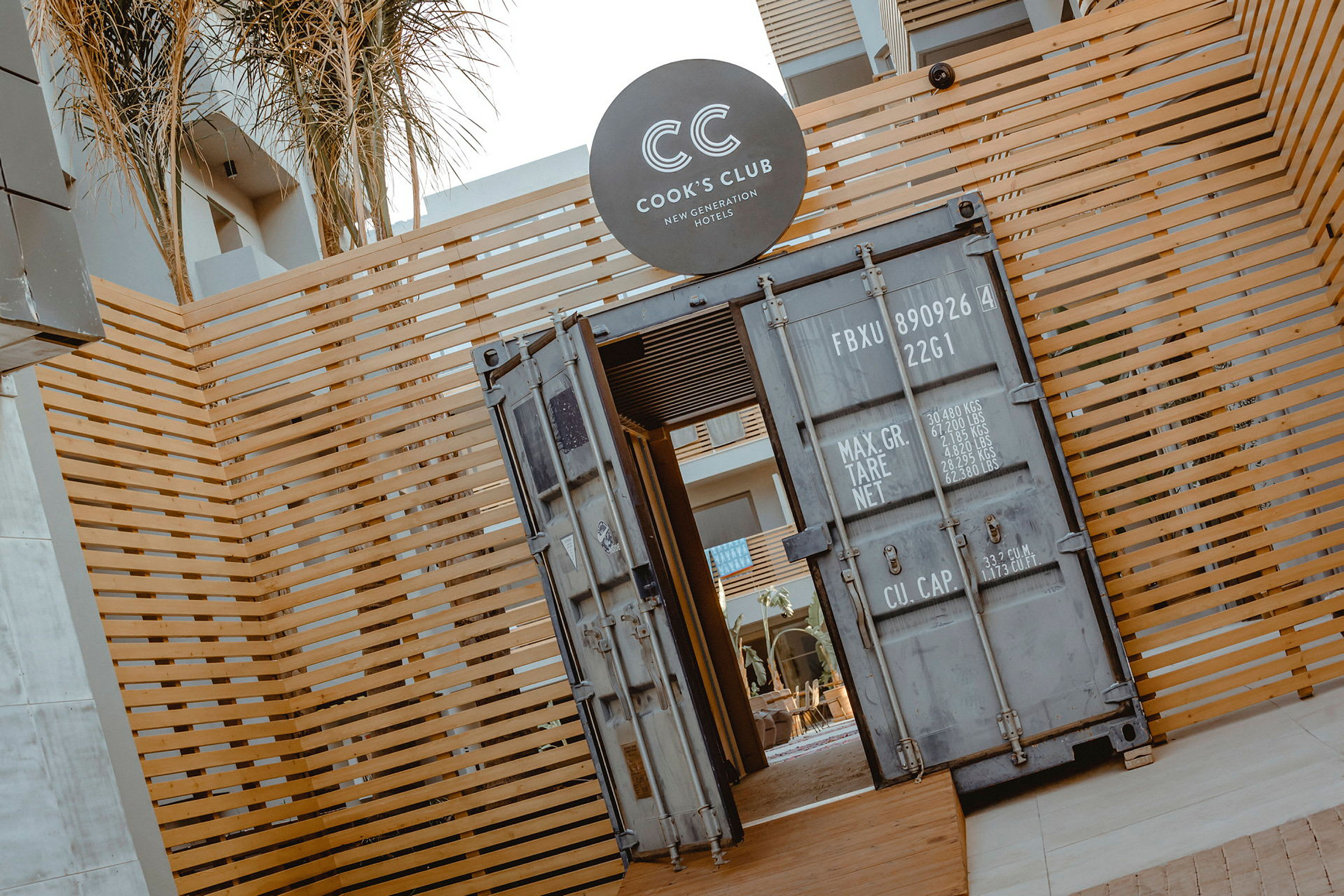 Inngang til Cook's Club med en åpen container brukt som dør. (AI-generert tekst)