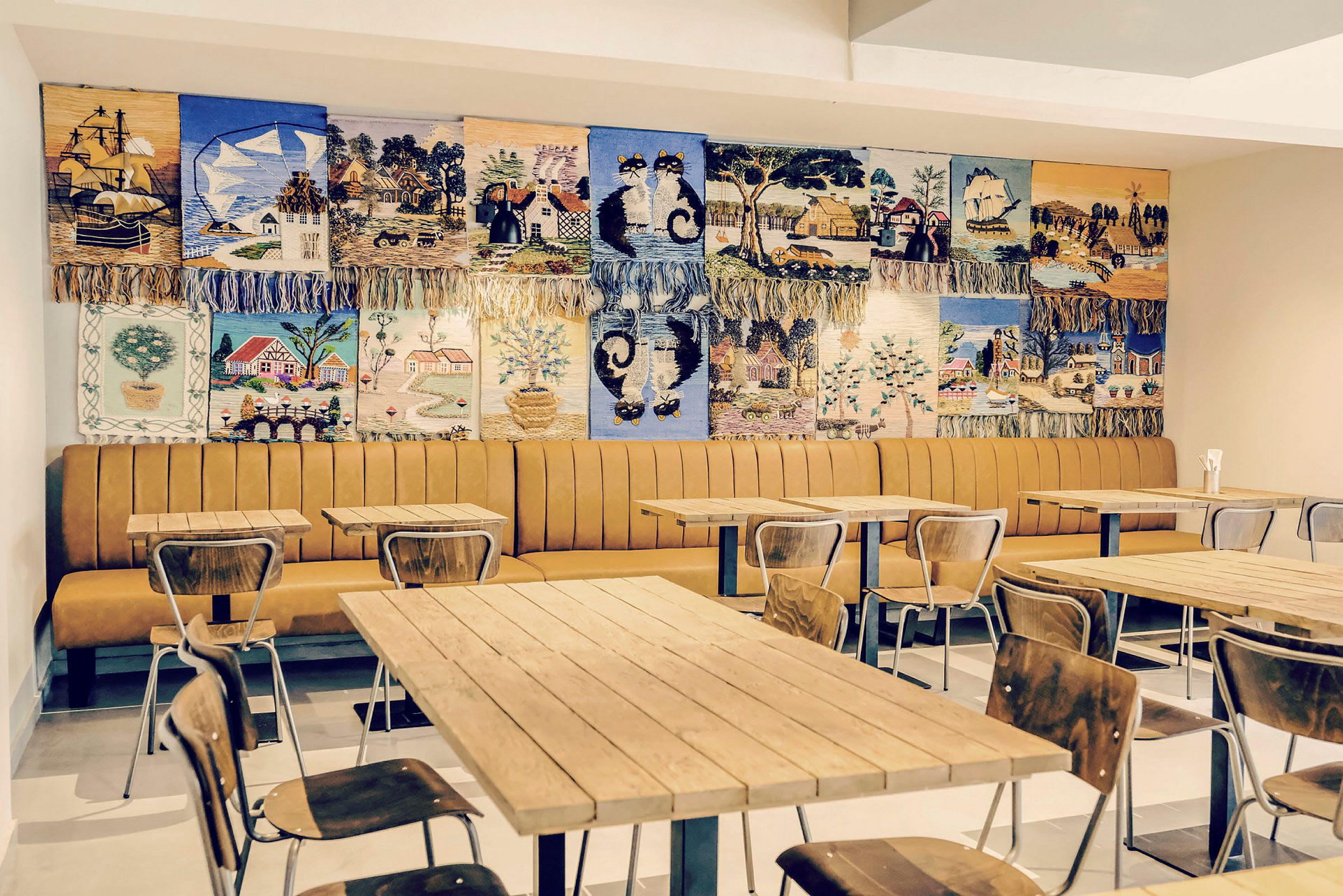Restaurant med veggdekorasjoner og tremøbler. (AI-generert tekst)