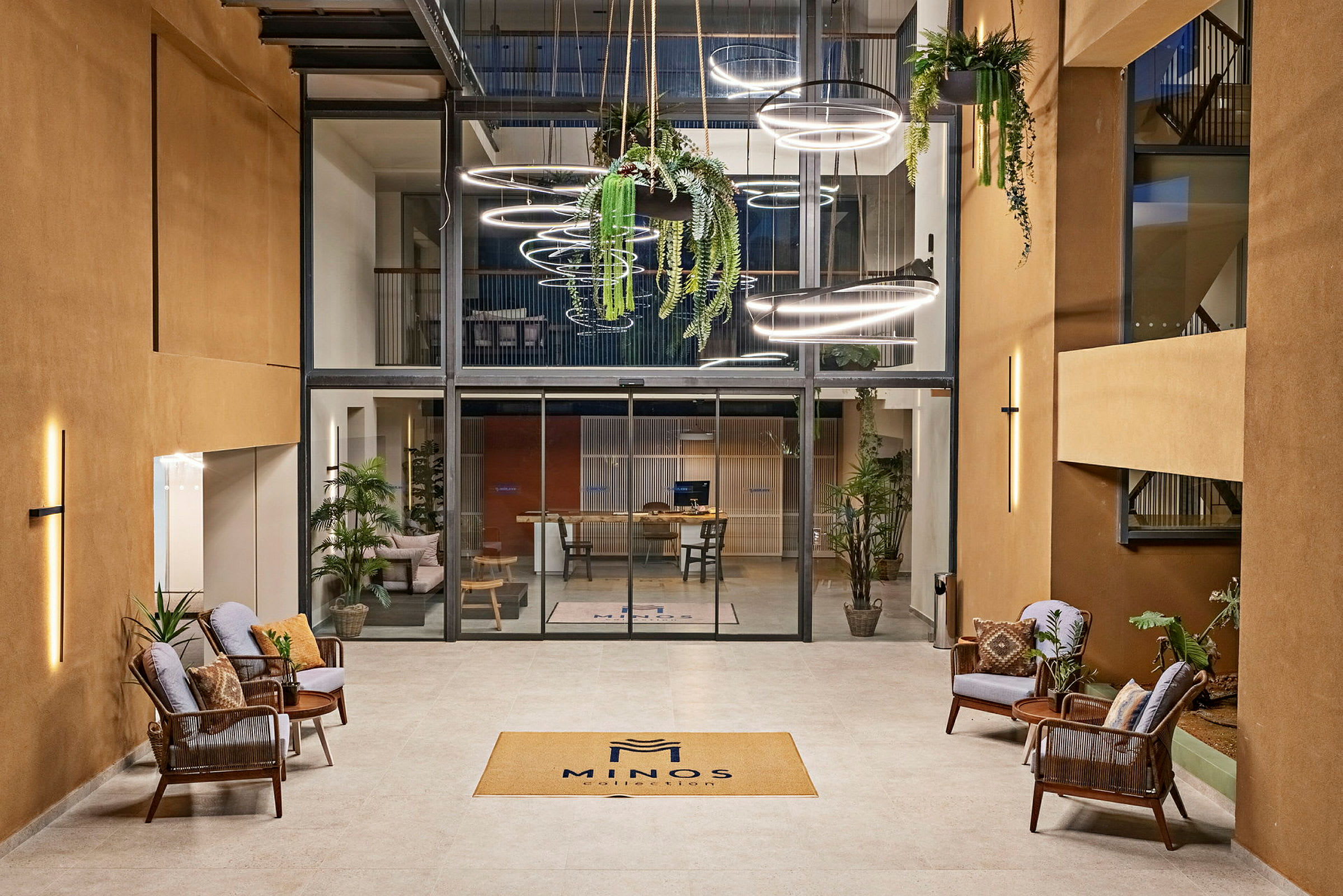 Hotellets lobby med moderne sitteplasser og dekorative lamper. (AI-generert tekst)