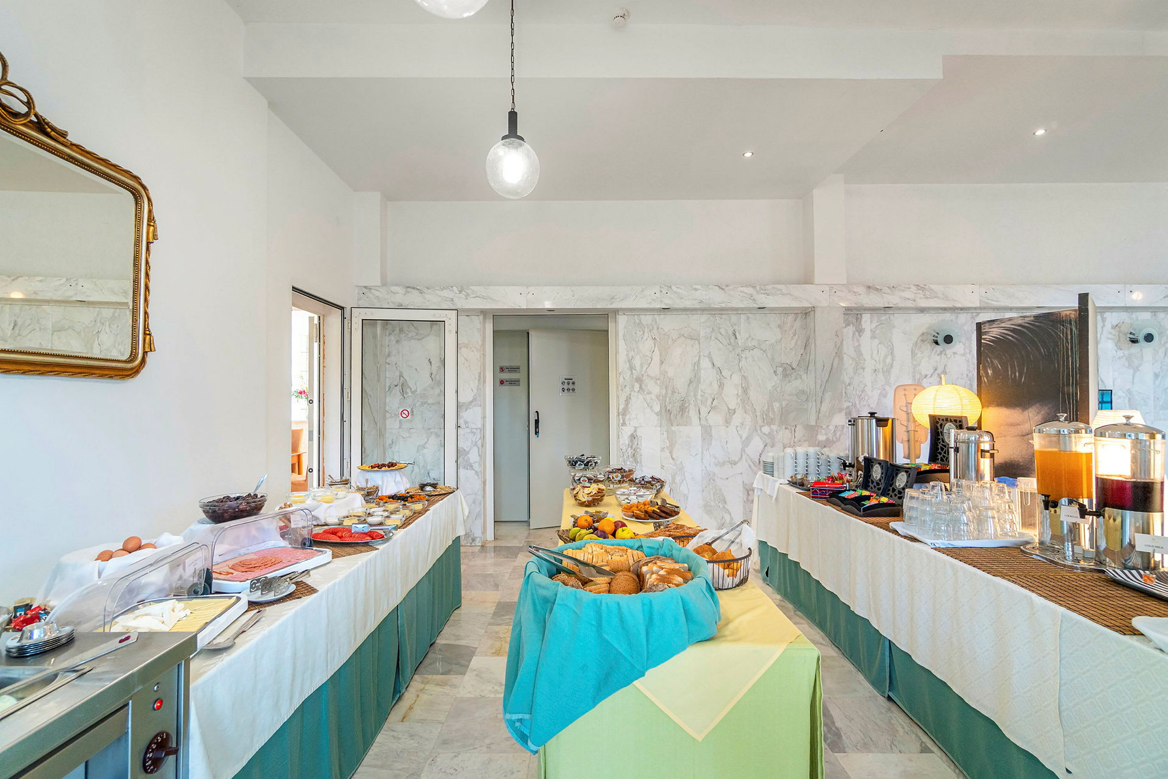 En frokostbuffet med ulike retter og drikker presentert på bord. (AI-generert tekst)