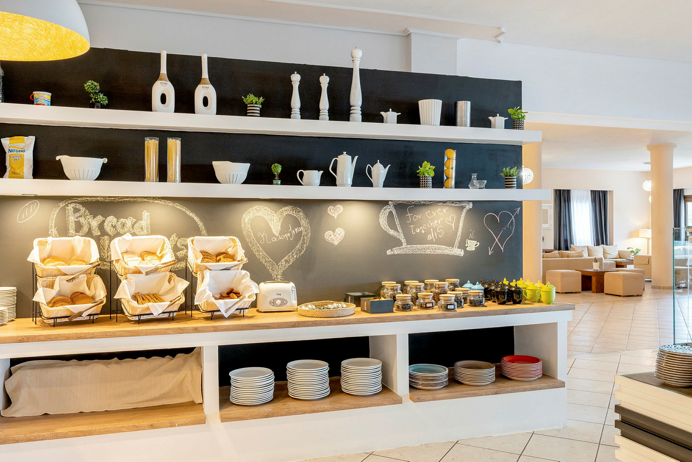 Selvbetjeningsdisken i restauranten med brød og tilbehør. (AI-generert tekst)