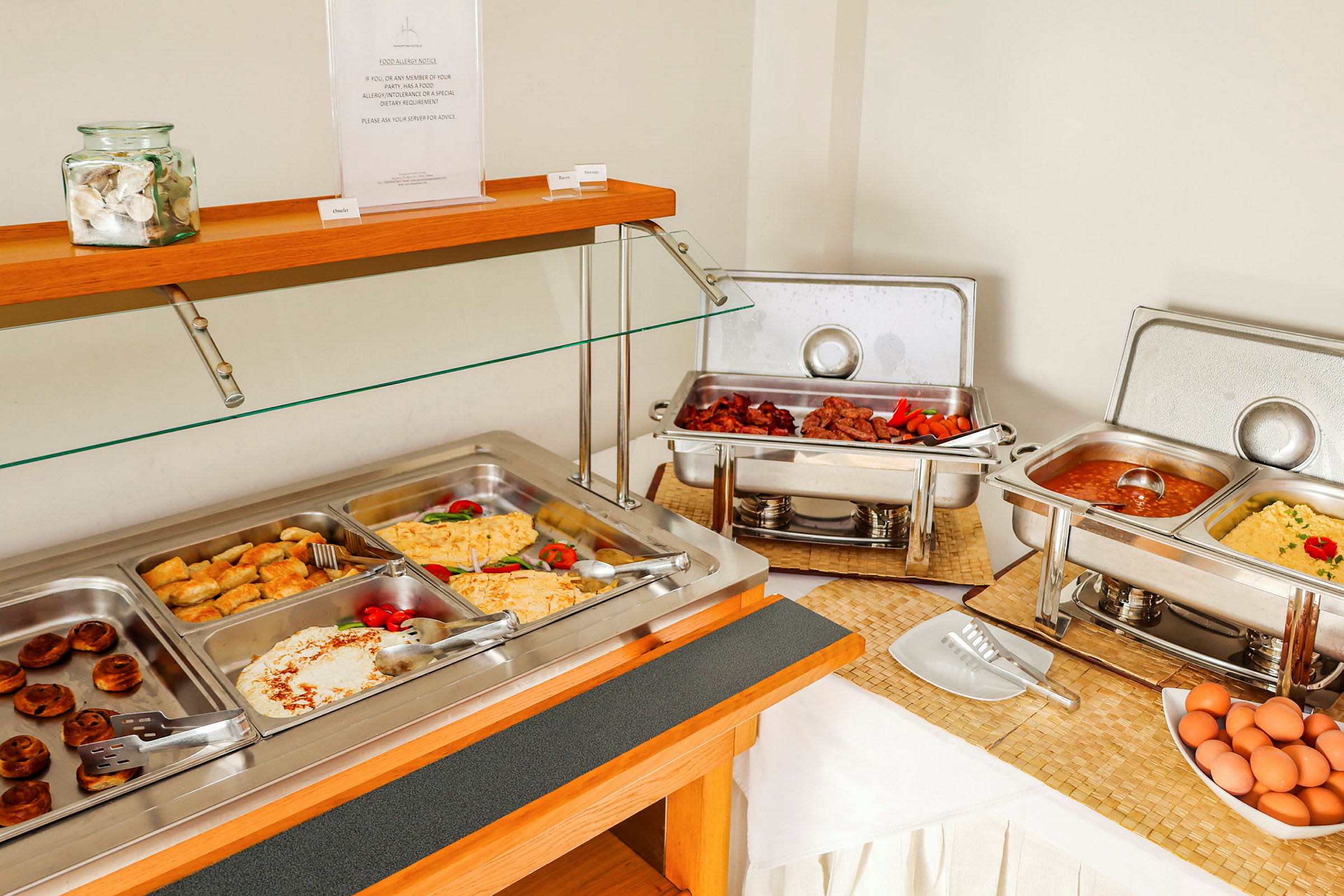 Buffet med varm mat og tilbehør. (AI-generert tekst)
