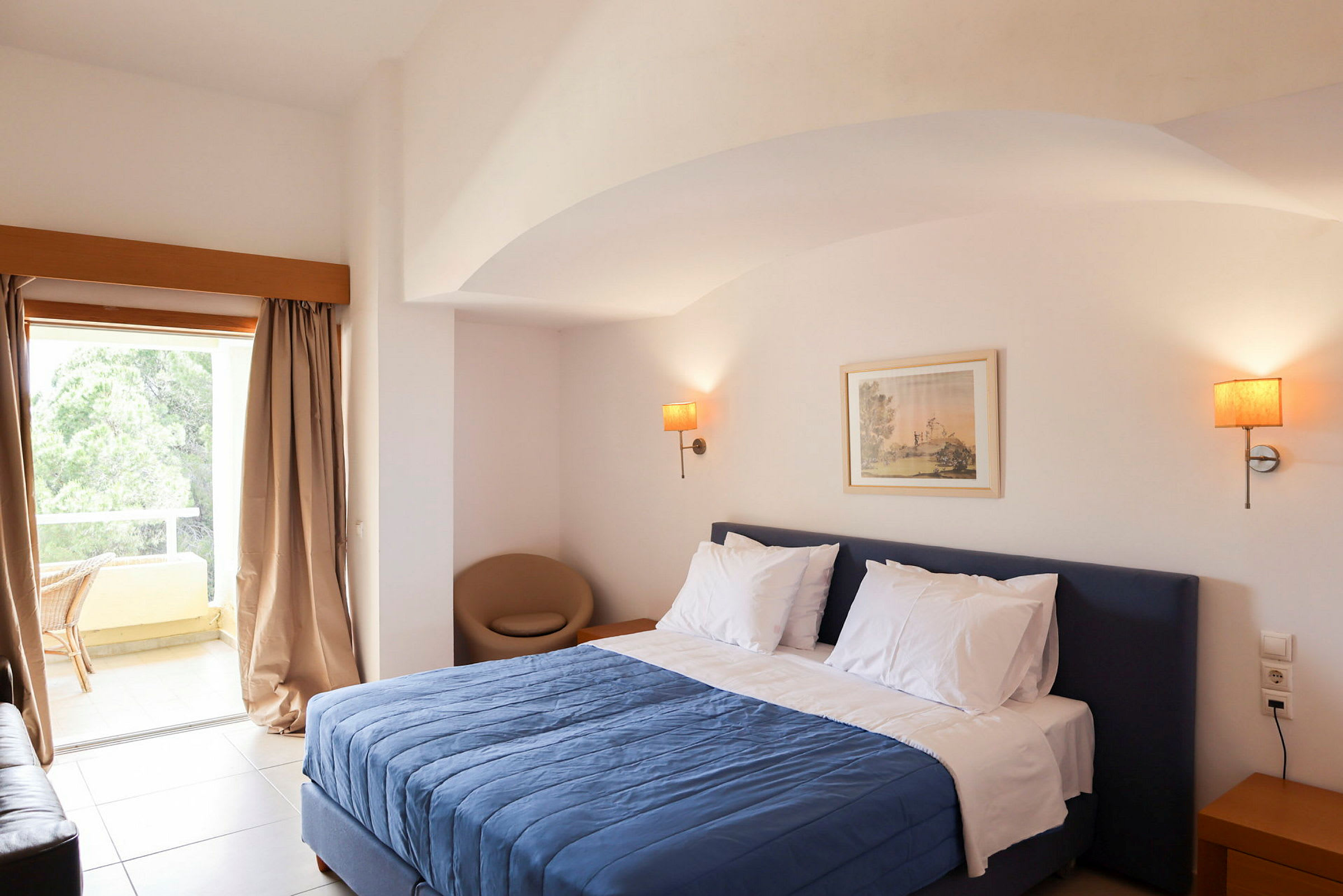 Hotellrom med en dobbeltseng og en balkong. (AI-generert tekst)
