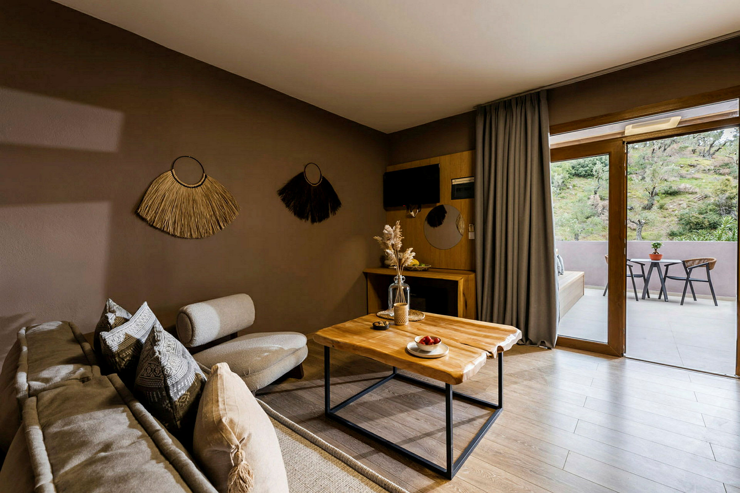 Moderne innredet stue med sofa, bord og dekorasjoner. (AI-generert tekst)