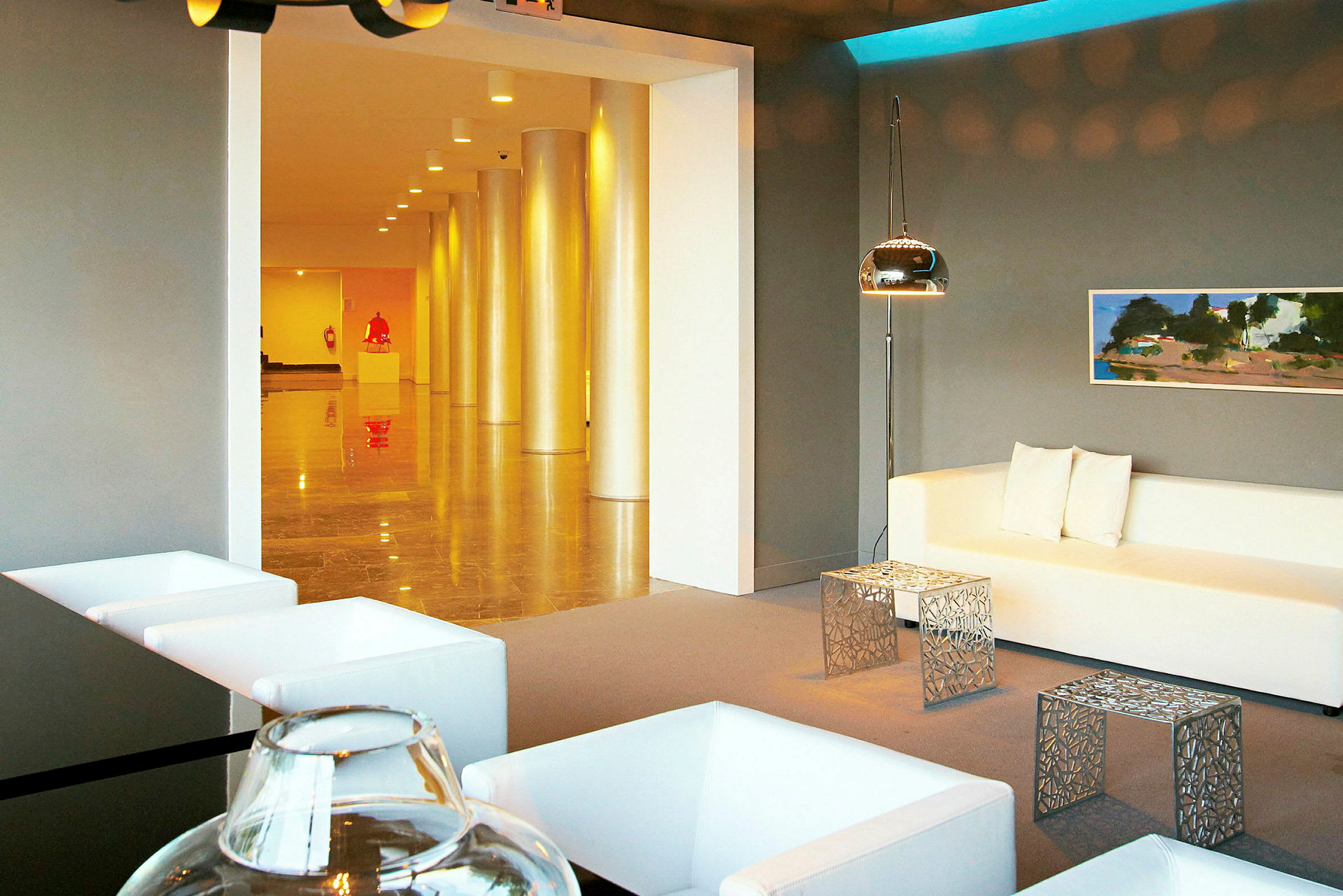 Moderne hotellobby med hvite møbler og kunst i bakgrunnen. (AI-generert tekst)