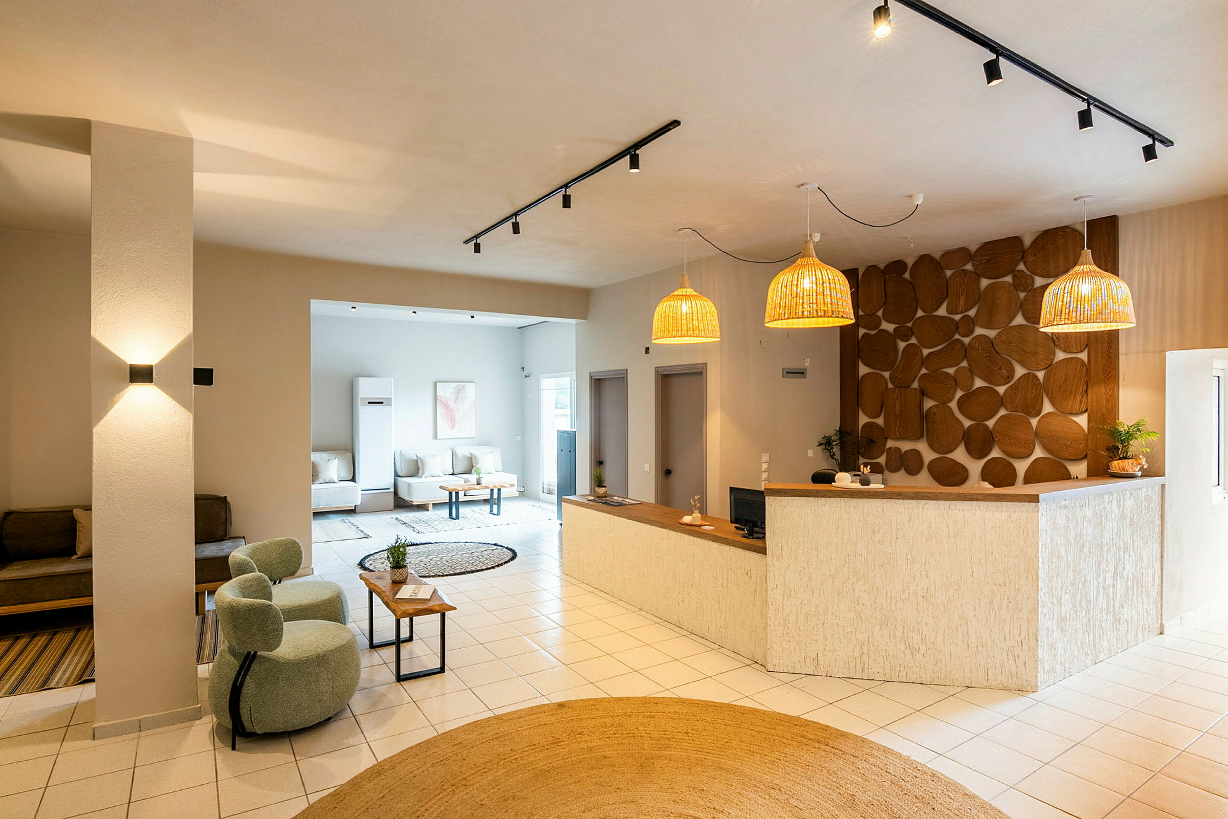 Lyse hotellobby med sittegrupper og resepsjon. (AI-generert tekst)