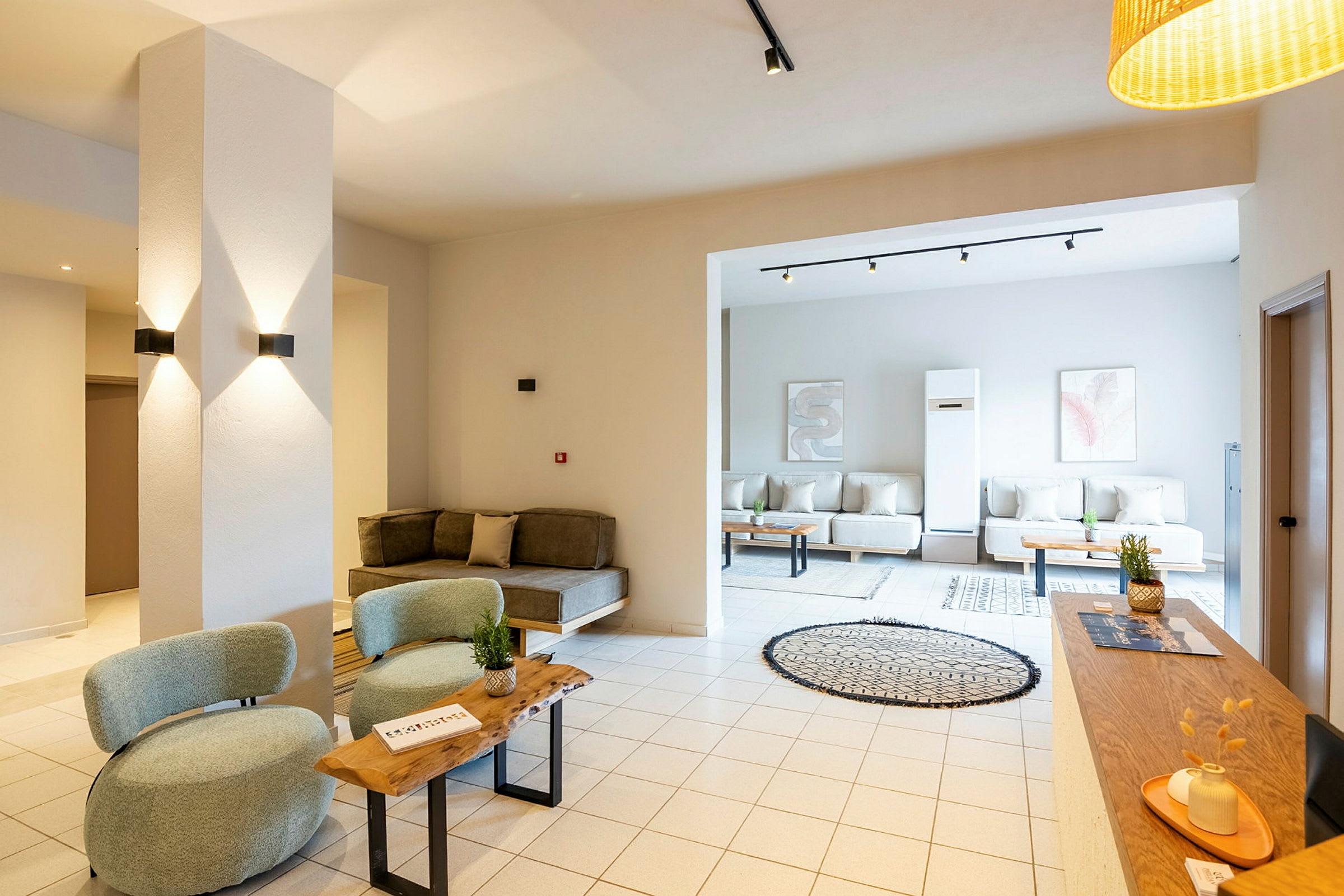 Et moderne og romslig hotellområde med sitteplasser og belysning. (AI-generert tekst)