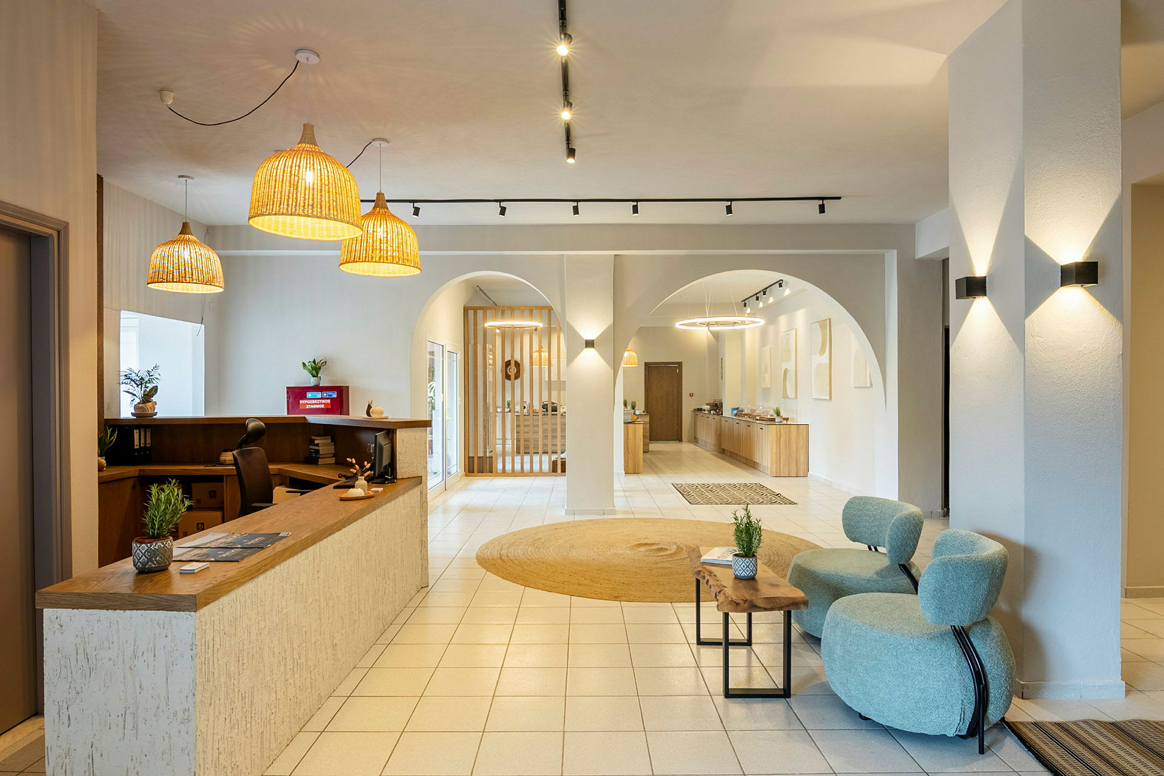 Hotellobby med resepsjonsdisk, moderne møbler og dekorativ belysning. (AI-generert tekst)