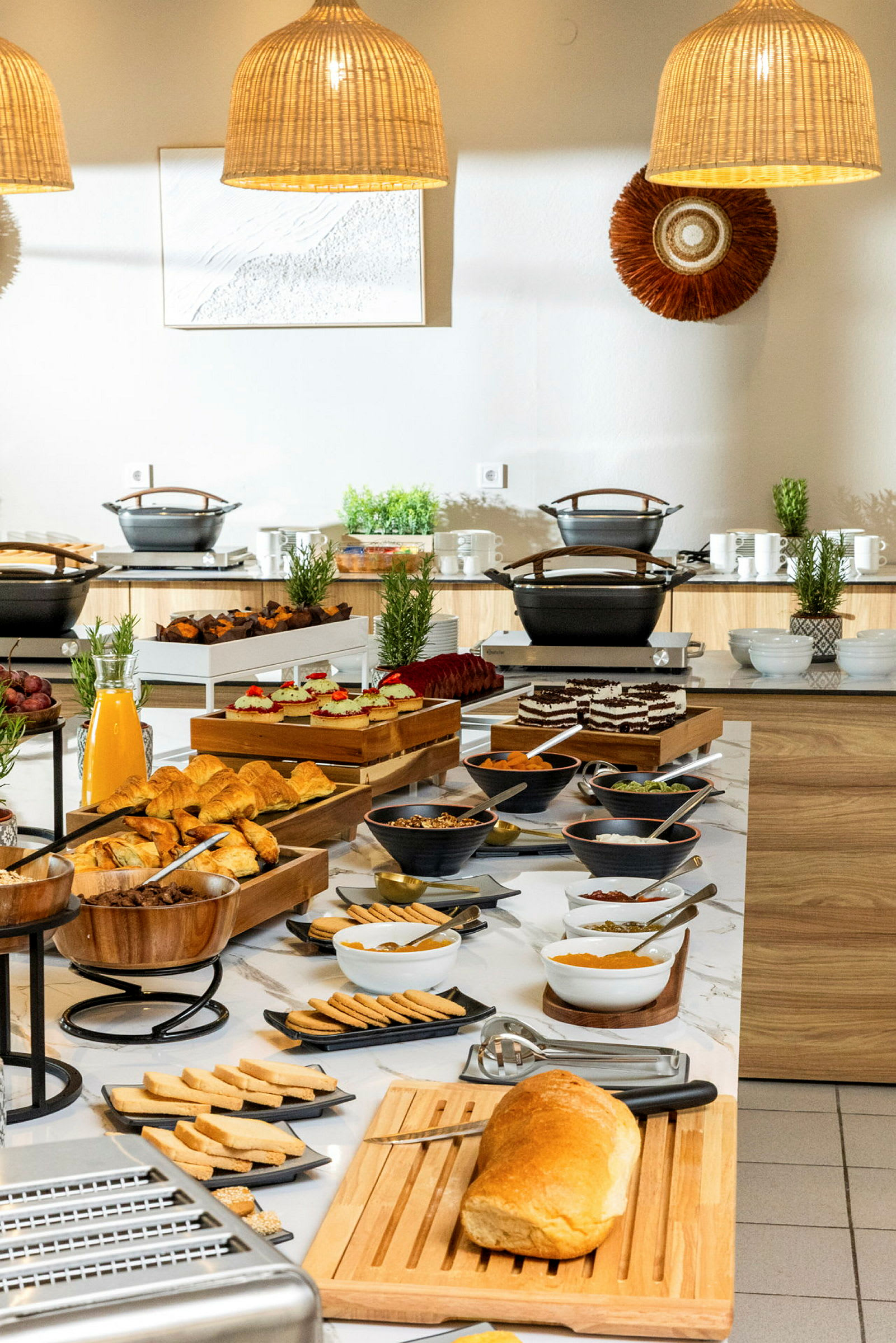 Frokostbuffé med brød, bakverk og ulike tilbehør. (AI-generert tekst)