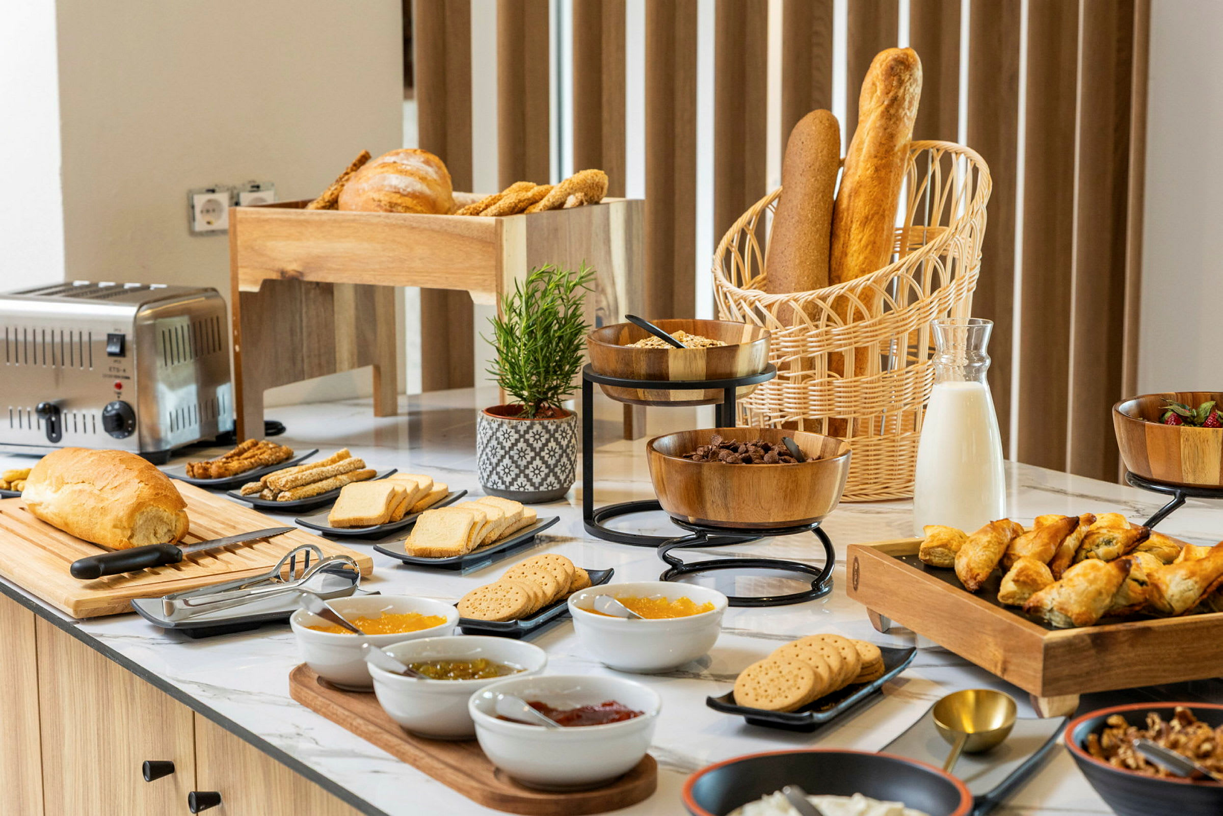 Frokostbuffé med brød, pålegg og bakverk. (AI-generert tekst)