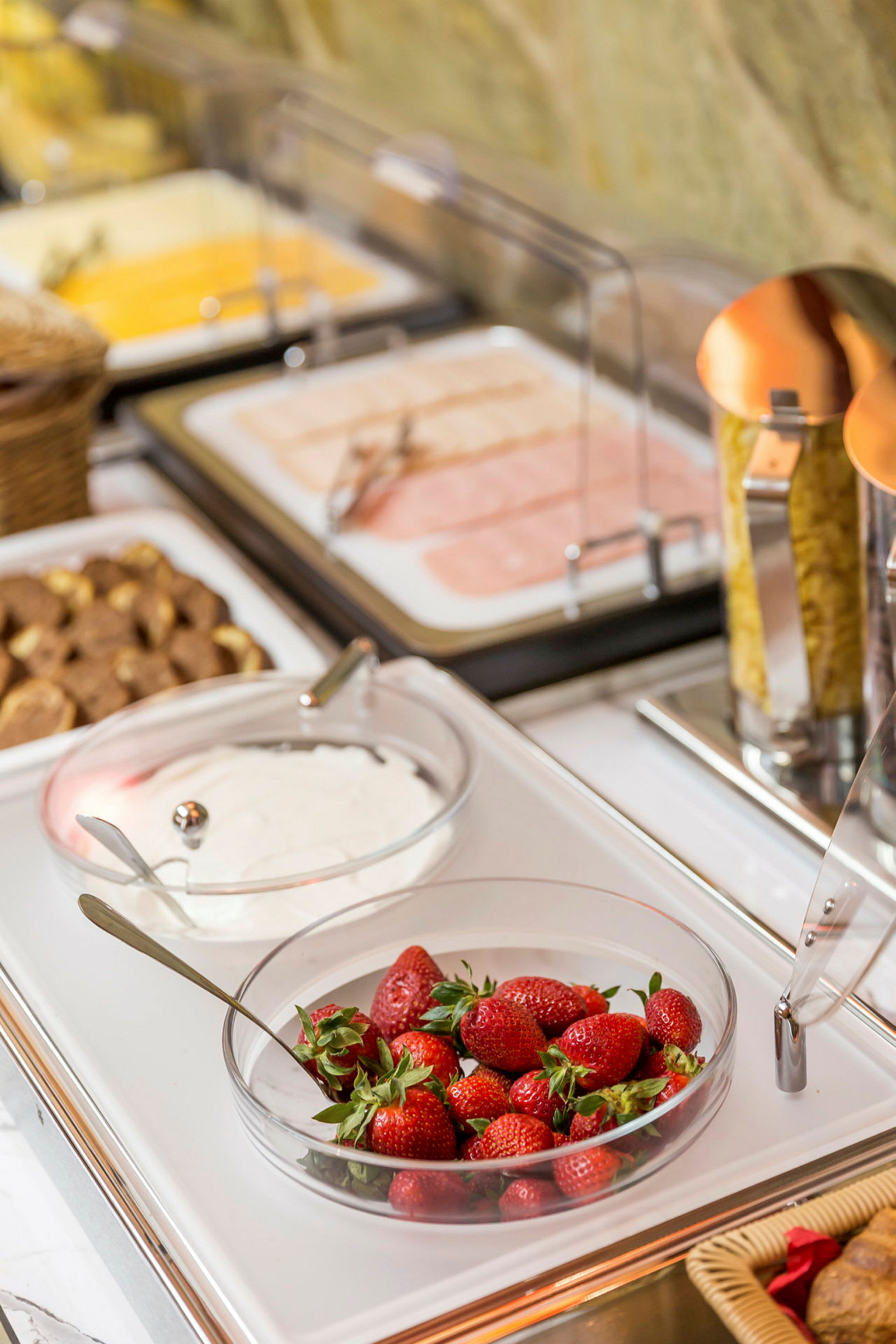 Buffet med jordbær, yoghurt og ulike pålegg. (AI-generert tekst)