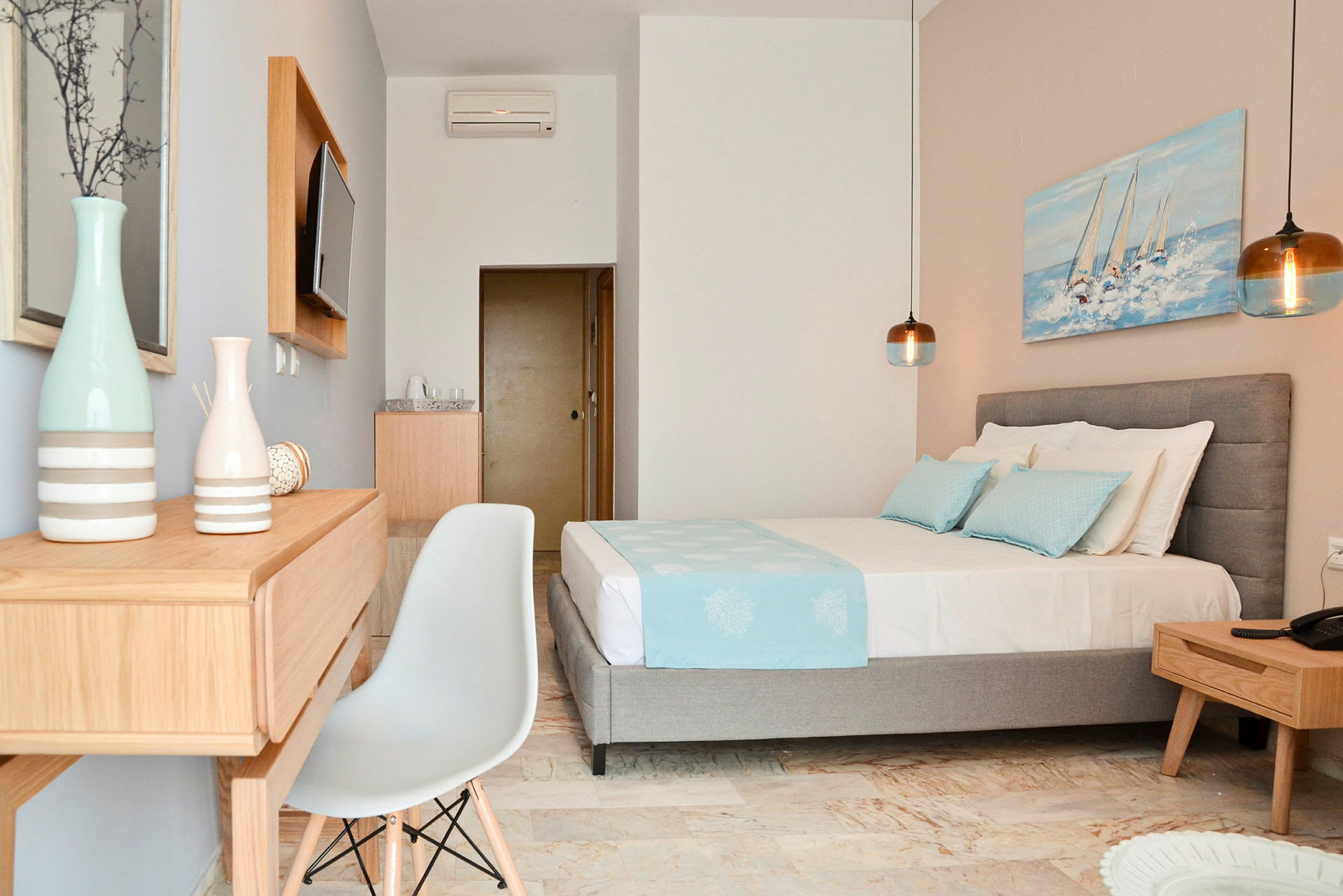 Et hotellrom med en moderne innredning, inkluderer en seng og møbler. (AI-generert tekst)