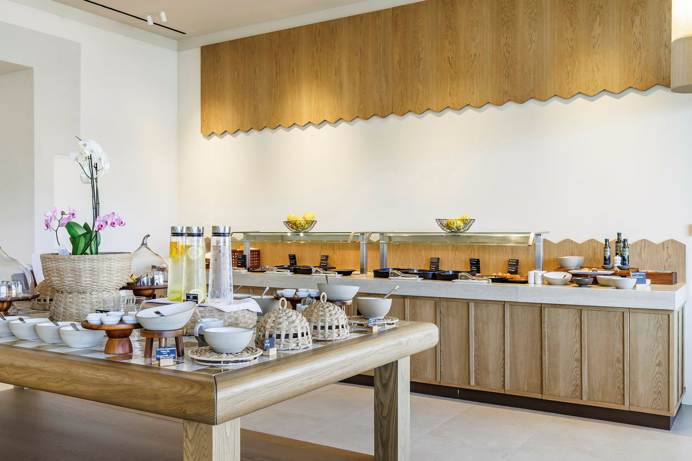 Buffet med mat og drikke plassert på bord. (AI-generert tekst)