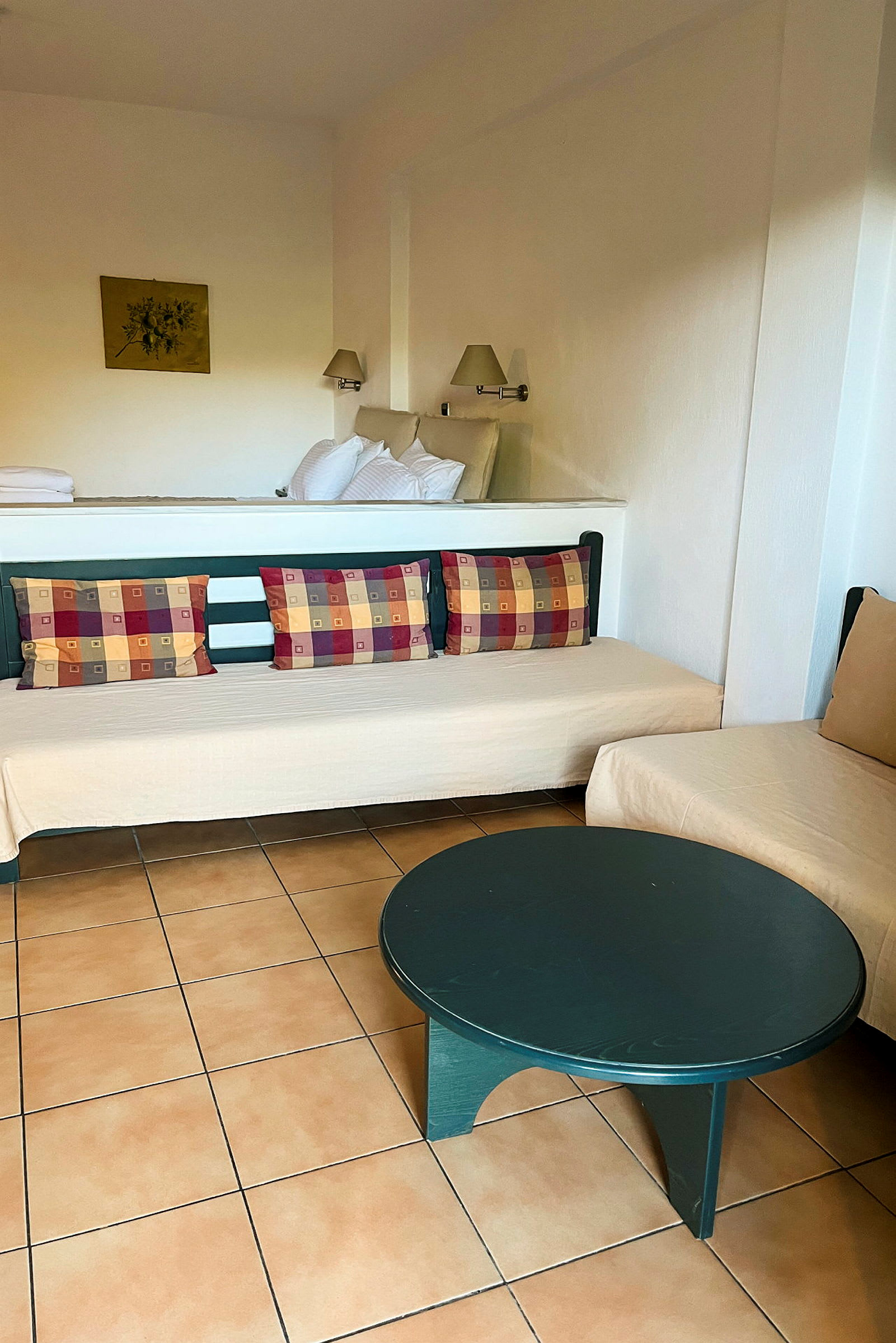 Et hotellrom med sovesofa og sofabord. (AI-generert tekst)