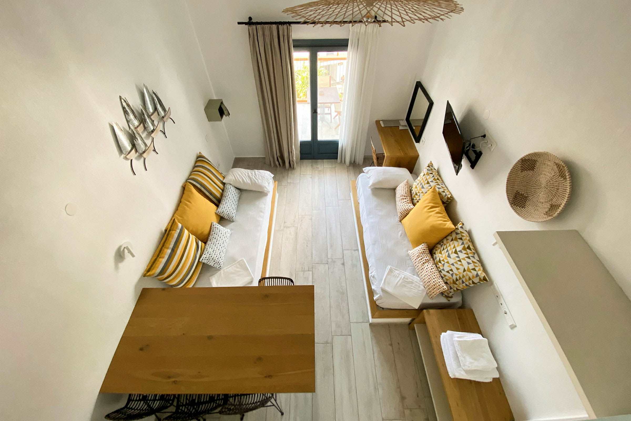 Lyst innredet rom med to sofaer, trebord og en veranda dør. (AI-generert tekst)