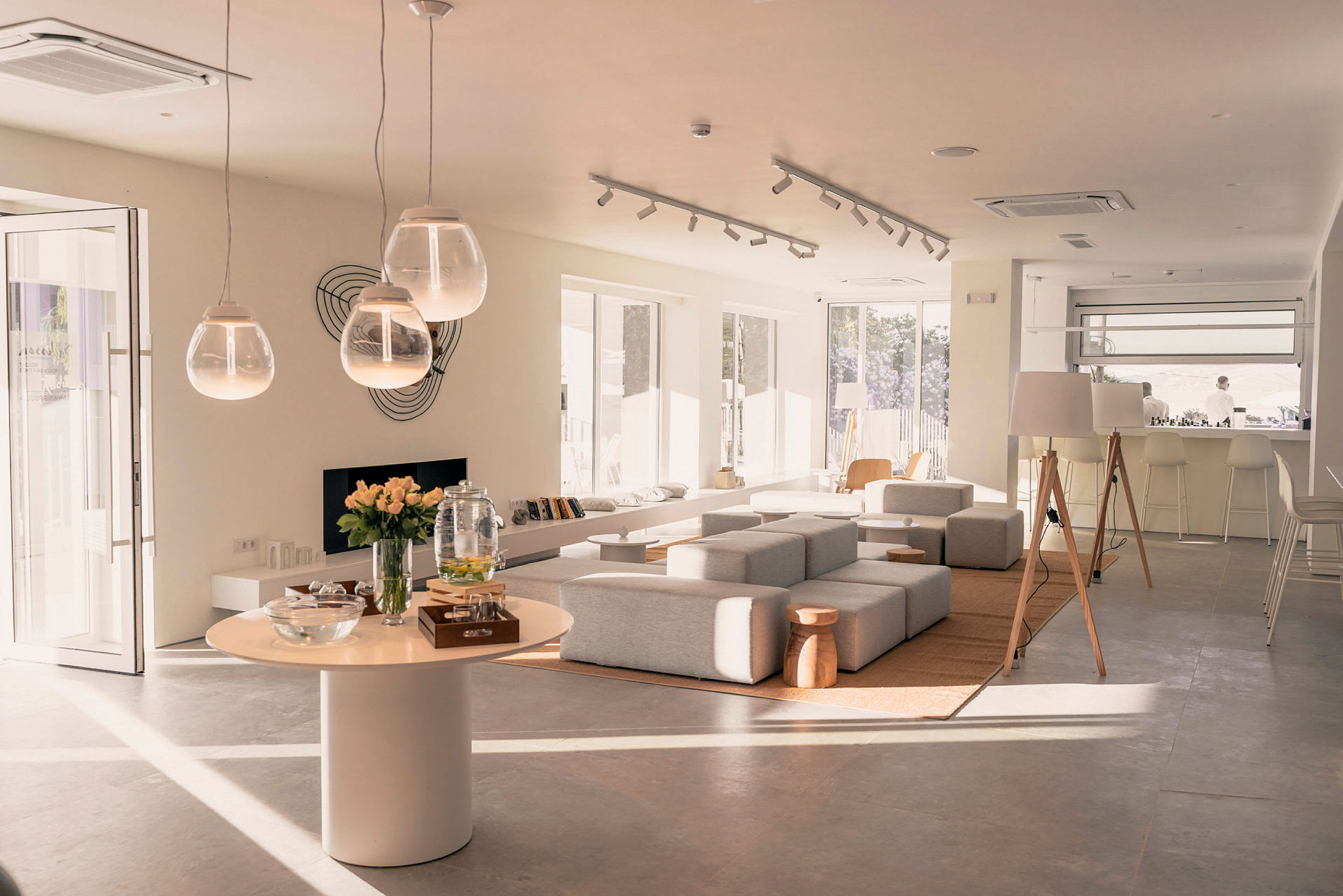 Lyst og moderne stue med sofagruppe og bar. (AI-generert tekst)