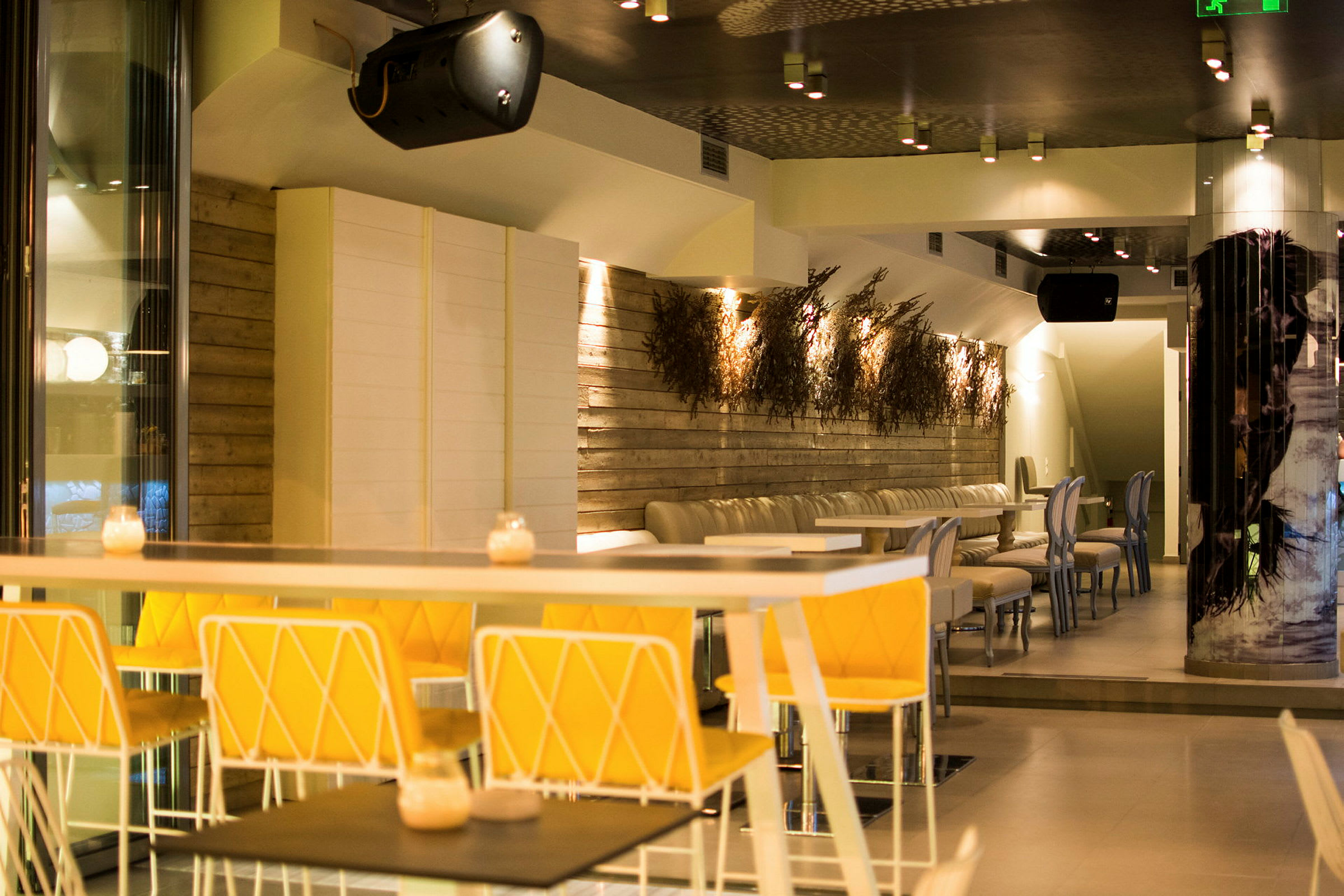 Interiør av en moderne restaurant med opplyste veggdekorasjoner og sitteplasser. (AI-generert tekst)