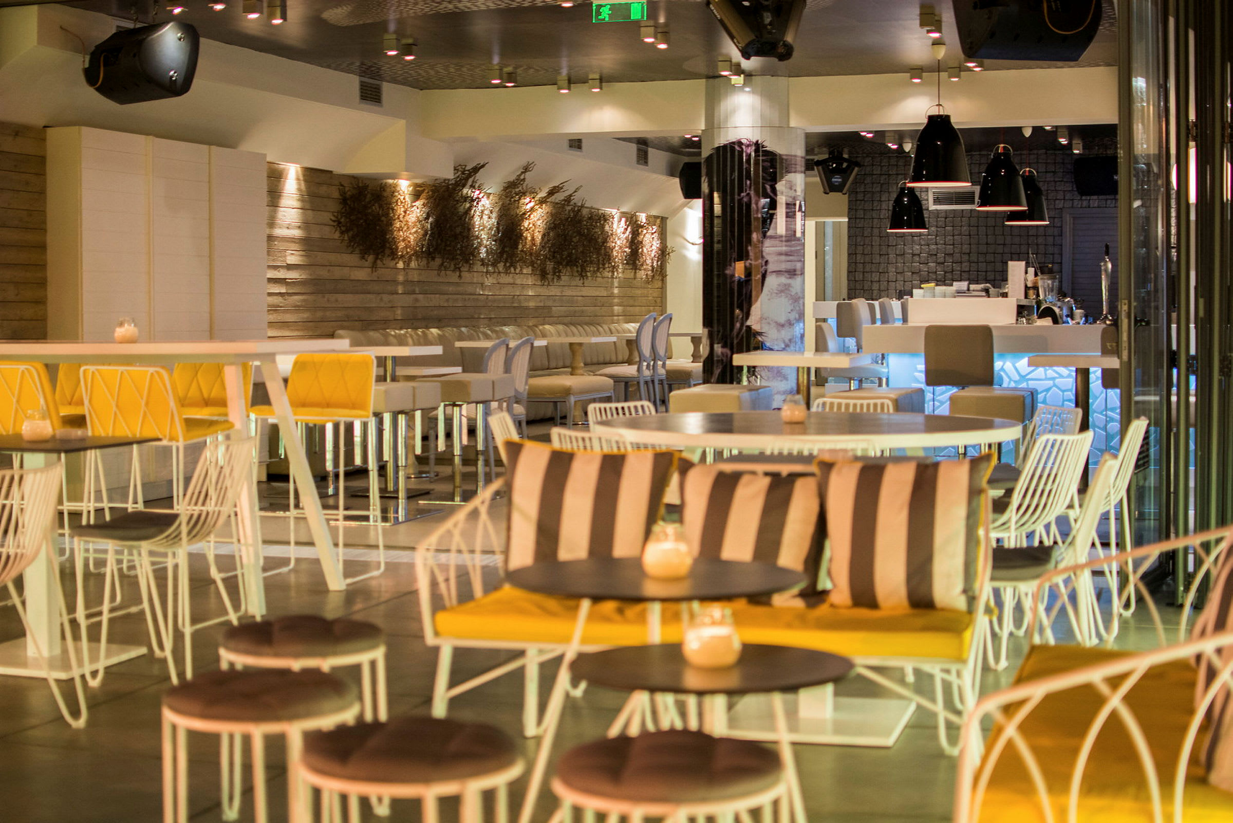 En moderne restaurant med gul og hvitt interiør. (AI-generert tekst)