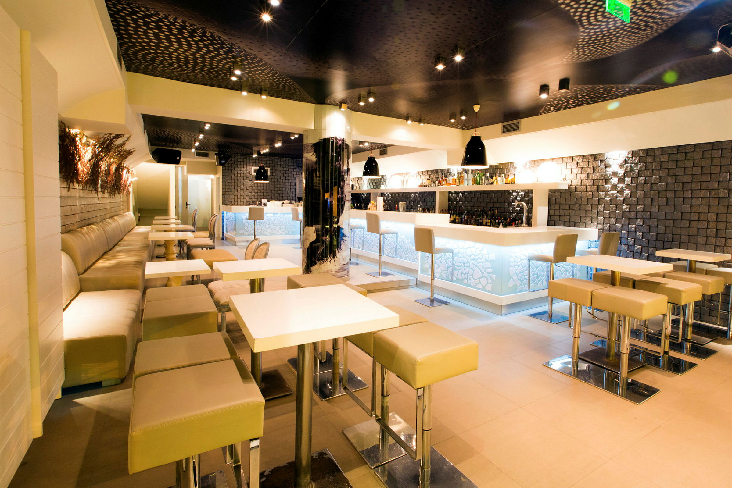 En moderne bar med lyse møbler og en elegant design. (AI-generert tekst)