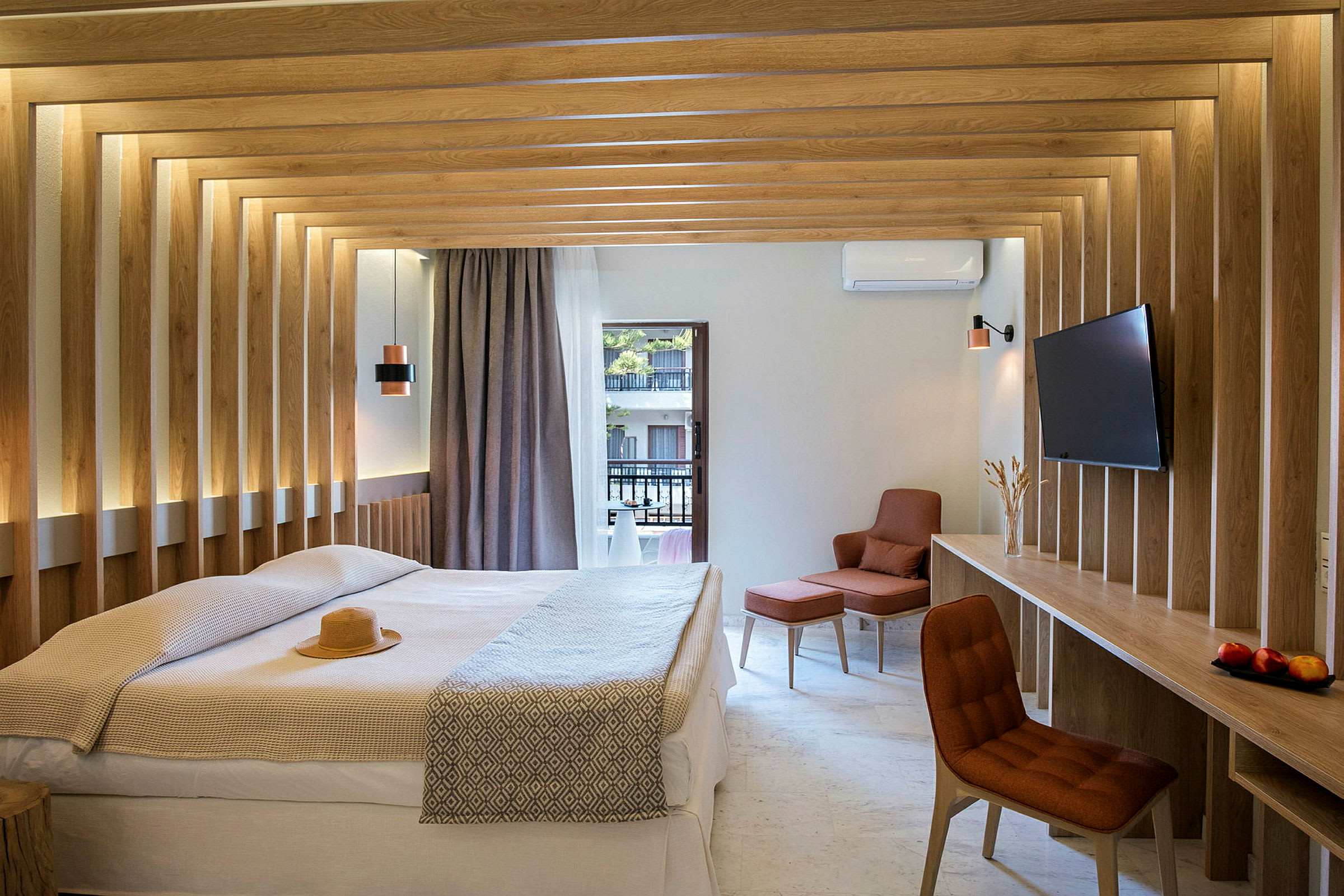 Et moderne hotellrom med en dobbeltseng, trepaneler på veggene og utsikt mot en balkong. Rommet har en TV og en komfortabel sitteplass. (AI-generert tekst)